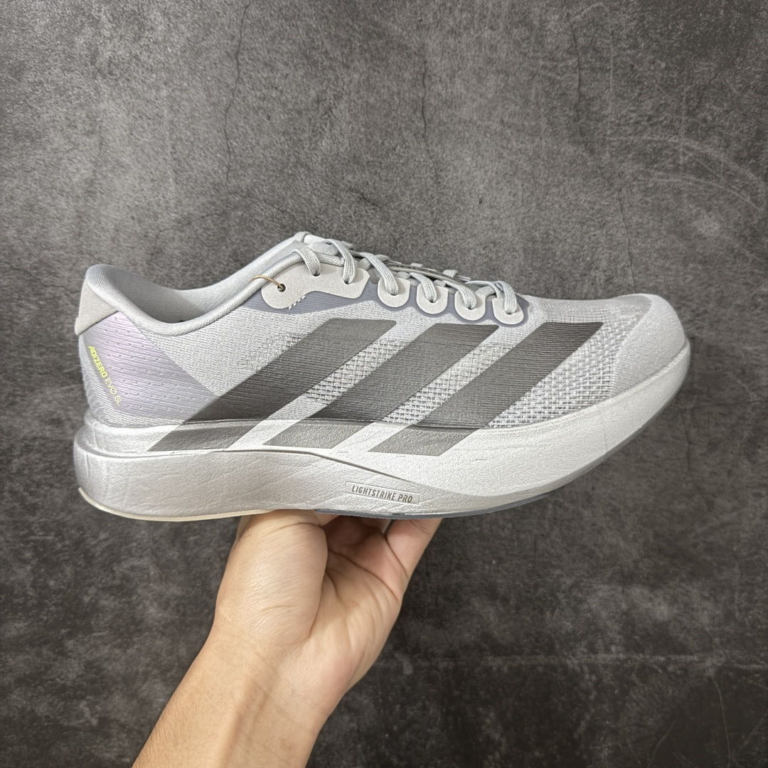 【XE版本】Adidas Adizero EVO SL 马拉松竞速专业跑鞋 市场最强版出货 原材料 内置碳板 原厂网纱潮流 超临界发泡大底 脚感软弹度与原版几乎无差别 细节目前市场最接近原版品质 外贸专供 最大做到48码 此款针织网面非常轻薄 纤维间的缝隙很大 可以保证跑步时的透气、排汗效果 鞋舌直接与两侧的内衬和鞋底连接在一起 在跑步过程中不会被鞋舌的左右移动所困扰 在标准鞋带孔的基础上再拓宽一组鞋带孔 适合不同脚型的需求 突破性 EnergyRods 技术，有助于跑者实现更好的成绩 中底独特的LIGHTSTRIKE PRO泡棉材质 微弹感觉在跑步过程中给予了良好的支撑体验 对于顶级精英和高水平进阶跑者来说 ADIOS PRO是一双值得信赖的竞速比赛用鞋 货号：JR3414 尺码：36-48-选品中心