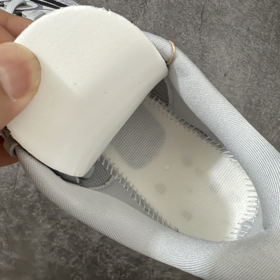 图片[9]-【XE版本】Adidas Adizero EVO SL 马拉松竞速专业跑鞋 市场最强版出货 原材料 内置碳板 原厂网纱潮流 超临界发泡大底 脚感软弹度与原版几乎无差别 细节目前市场最接近原版品质 外贸专供 最大做到48码 此款针织网面非常轻薄 纤维间的缝隙很大 可以保证跑步时的透气、排汗效果 鞋舌直接与两侧的内衬和鞋底连接在一起 在跑步过程中不会被鞋舌的左右移动所困扰 在标准鞋带孔的基础上再拓宽一组鞋带孔 适合不同脚型的需求 突破性 EnergyRods 技术，有助于跑者实现更好的成绩 中底独特的LIGHTSTRIKE PRO泡棉材质 微弹感觉在跑步过程中给予了良好的支撑体验 对于顶级精英和高水平进阶跑者来说 ADIOS PRO是一双值得信赖的竞速比赛用鞋 货号：JR3419 尺码：36-48-选品中心