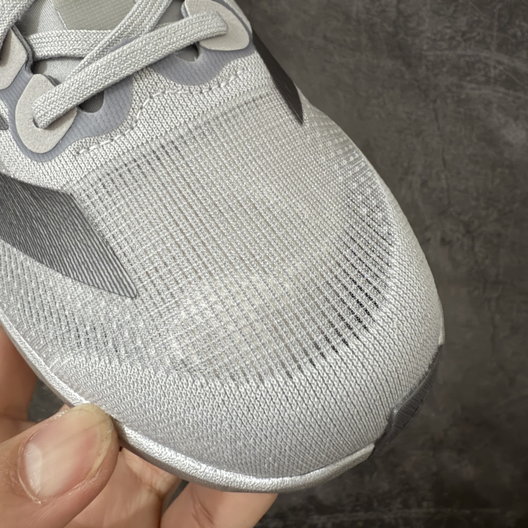 图片[5]-【XE版本】Adidas Adizero EVO SL 马拉松竞速专业跑鞋 市场最强版出货 原材料 内置碳板 原厂网纱潮流 超临界发泡大底 脚感软弹度与原版几乎无差别 细节目前市场最接近原版品质 外贸专供 最大做到48码 此款针织网面非常轻薄 纤维间的缝隙很大 可以保证跑步时的透气、排汗效果 鞋舌直接与两侧的内衬和鞋底连接在一起 在跑步过程中不会被鞋舌的左右移动所困扰 在标准鞋带孔的基础上再拓宽一组鞋带孔 适合不同脚型的需求 突破性 EnergyRods 技术，有助于跑者实现更好的成绩 中底独特的LIGHTSTRIKE PRO泡棉材质 微弹感觉在跑步过程中给予了良好的支撑体验 对于顶级精英和高水平进阶跑者来说 ADIOS PRO是一双值得信赖的竞速比赛用鞋 货号：JR3419 尺码：36-48-选品中心