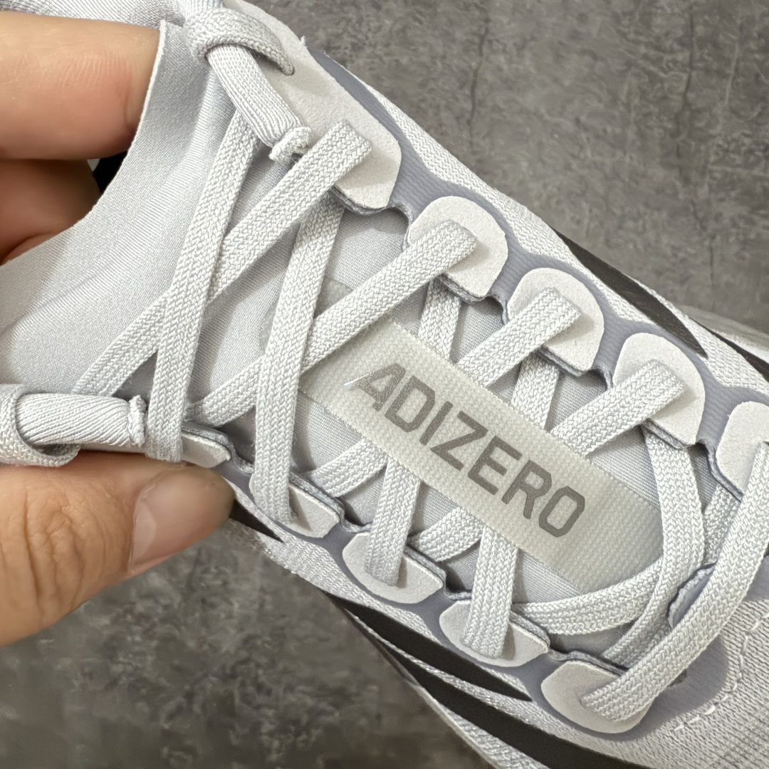 图片[6]-【XE版本】Adidas Adizero EVO SL 马拉松竞速专业跑鞋 市场最强版出货 原材料 内置碳板 原厂网纱潮流 超临界发泡大底 脚感软弹度与原版几乎无差别 细节目前市场最接近原版品质 外贸专供 最大做到48码 此款针织网面非常轻薄 纤维间的缝隙很大 可以保证跑步时的透气、排汗效果 鞋舌直接与两侧的内衬和鞋底连接在一起 在跑步过程中不会被鞋舌的左右移动所困扰 在标准鞋带孔的基础上再拓宽一组鞋带孔 适合不同脚型的需求 突破性 EnergyRods 技术，有助于跑者实现更好的成绩 中底独特的LIGHTSTRIKE PRO泡棉材质 微弹感觉在跑步过程中给予了良好的支撑体验 对于顶级精英和高水平进阶跑者来说 ADIOS PRO是一双值得信赖的竞速比赛用鞋 货号：JR3419 尺码：36-48-选品中心
