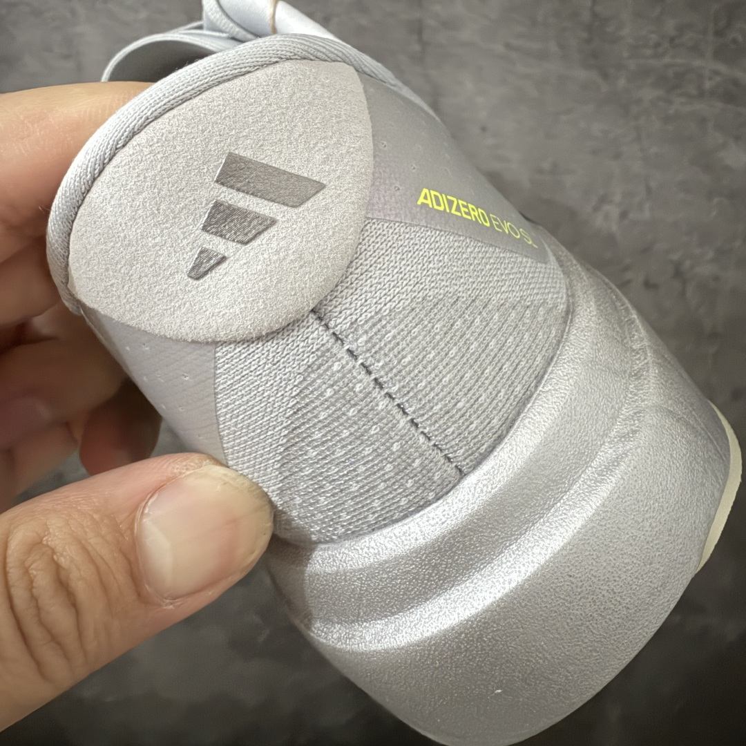 图片[2]-【XE版本】Adidas Adizero EVO SL 马拉松竞速专业跑鞋 市场最强版出货 原材料 内置碳板 原厂网纱潮流 超临界发泡大底 脚感软弹度与原版几乎无差别 细节目前市场最接近原版品质 外贸专供 最大做到48码 此款针织网面非常轻薄 纤维间的缝隙很大 可以保证跑步时的透气、排汗效果 鞋舌直接与两侧的内衬和鞋底连接在一起 在跑步过程中不会被鞋舌的左右移动所困扰 在标准鞋带孔的基础上再拓宽一组鞋带孔 适合不同脚型的需求 突破性 EnergyRods 技术，有助于跑者实现更好的成绩 中底独特的LIGHTSTRIKE PRO泡棉材质 微弹感觉在跑步过程中给予了良好的支撑体验 对于顶级精英和高水平进阶跑者来说 ADIOS PRO是一双值得信赖的竞速比赛用鞋 货号：JR3419 尺码：36-48-选品中心