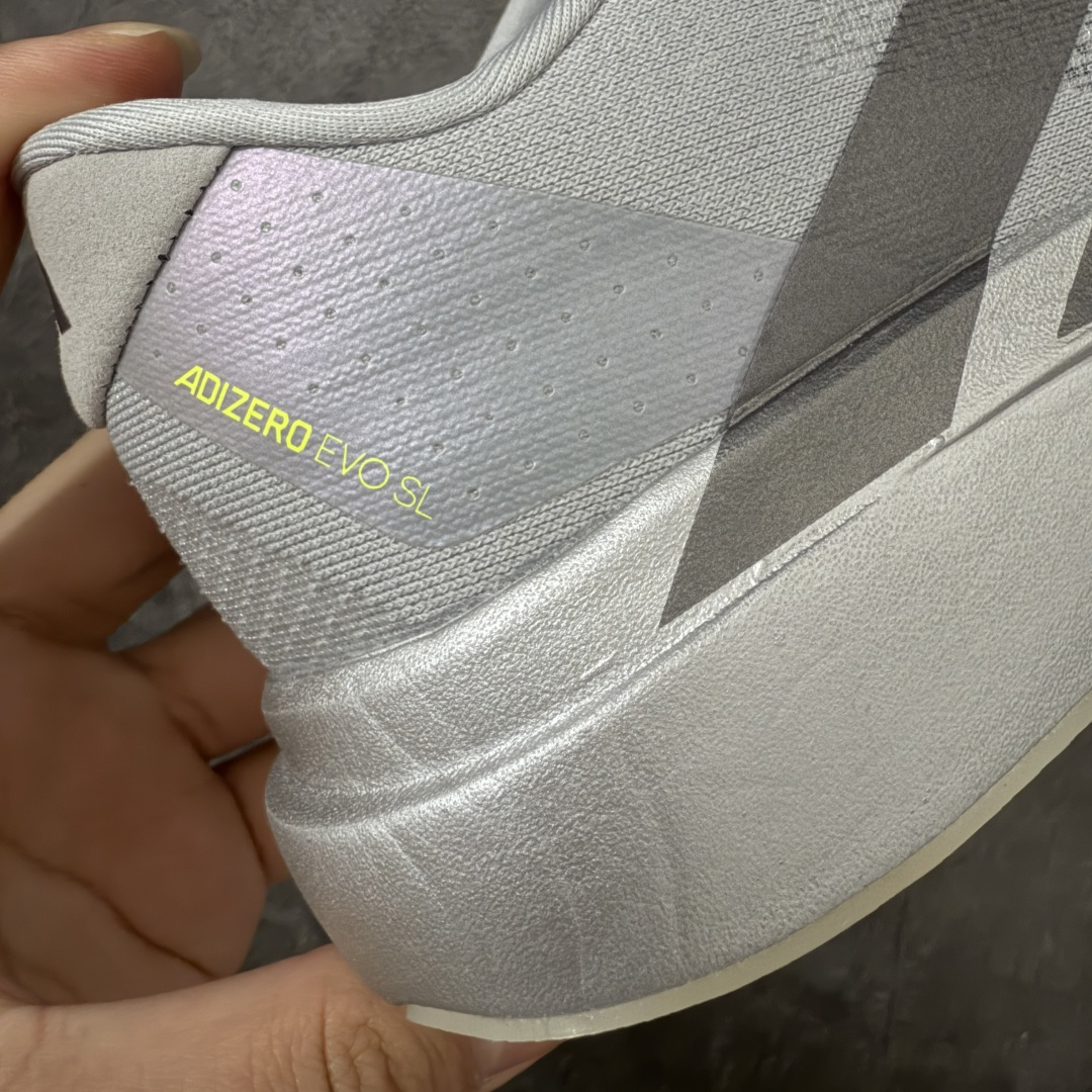 图片[3]-【XE版本】Adidas Adizero EVO SL 马拉松竞速专业跑鞋 市场最强版出货 原材料 内置碳板 原厂网纱潮流 超临界发泡大底 脚感软弹度与原版几乎无差别 细节目前市场最接近原版品质 外贸专供 最大做到48码 此款针织网面非常轻薄 纤维间的缝隙很大 可以保证跑步时的透气、排汗效果 鞋舌直接与两侧的内衬和鞋底连接在一起 在跑步过程中不会被鞋舌的左右移动所困扰 在标准鞋带孔的基础上再拓宽一组鞋带孔 适合不同脚型的需求 突破性 EnergyRods 技术，有助于跑者实现更好的成绩 中底独特的LIGHTSTRIKE PRO泡棉材质 微弹感觉在跑步过程中给予了良好的支撑体验 对于顶级精英和高水平进阶跑者来说 ADIOS PRO是一双值得信赖的竞速比赛用鞋 货号：JR3419 尺码：36-48-选品中心