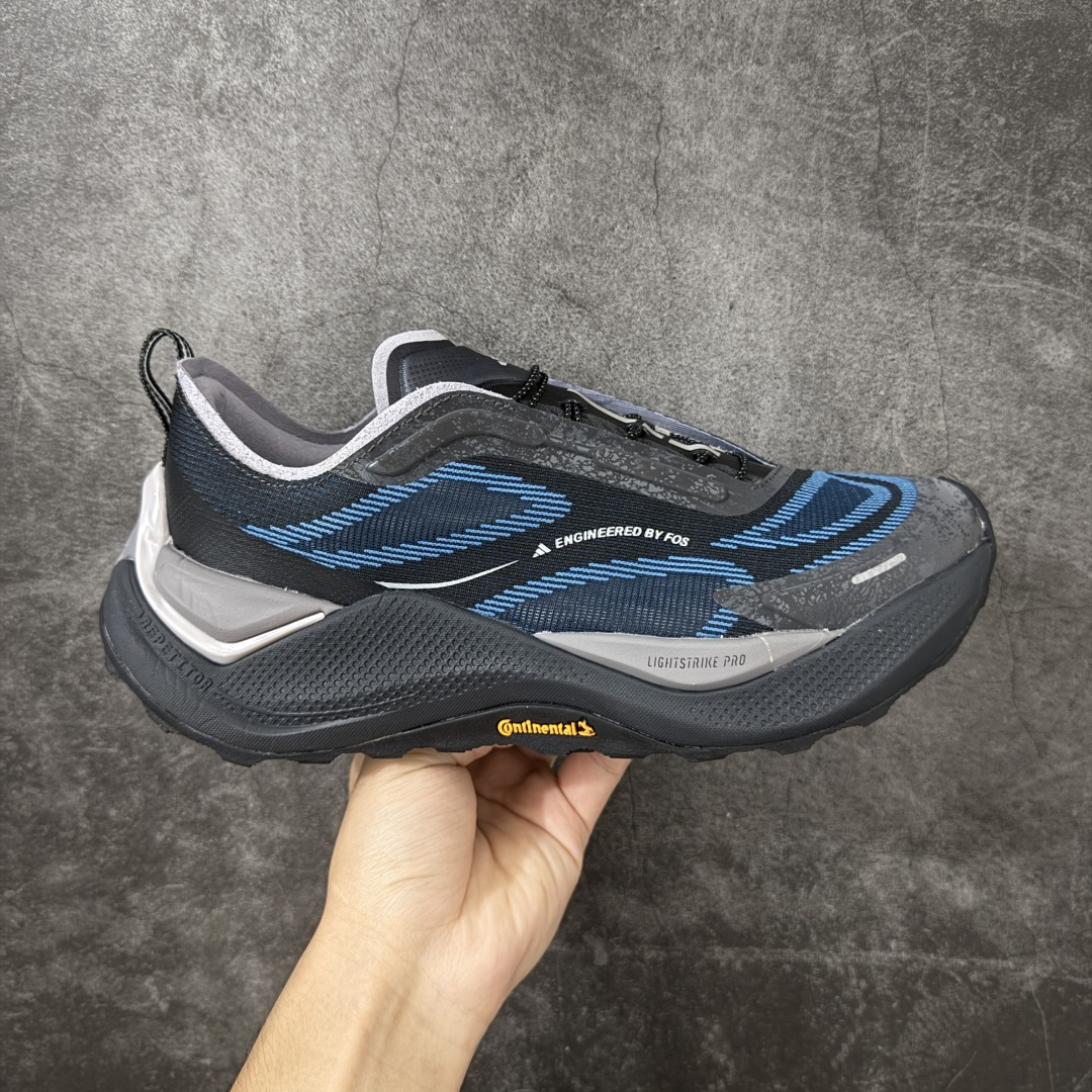 【纯原版】adidas HOLO PEAK 舒适贴合 户外越野跑鞋 男女同款 KI1526 顶级纯原 原鞋私模1：1开发 抽绳绑带设计，黑武士款机能感拉满，Lightstrike Pro中底踩出硬核气场，暗黑美学直接封神；黑武士款通透网面+流线型设计，清爽又轻盈，穿搭脚感全拿捏；大地咖款复古氛围感拉满，马牌大底防滑耐磨，抓地力超稳，软弹中底适合长时间步行越野不累脚，超高颜值 百搭各种风格！ 尺码：36-45含半码-选品中心
