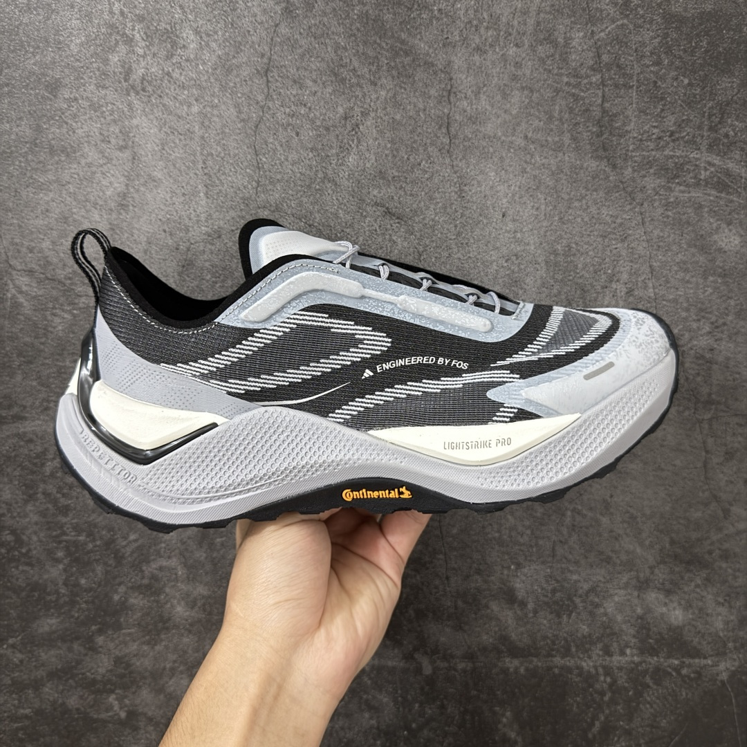 【纯原版】adidas HOLO PEAK 舒适贴合 户外越野跑鞋 男女同款 KI1525 顶级纯原 原鞋私模1：1开发 抽绳绑带设计，黑武士款机能感拉满，Lightstrike Pro中底踩出硬核气场，暗黑美学直接封神；黑武士款通透网面+流线型设计，清爽又轻盈，穿搭脚感全拿捏；大地咖款复古氛围感拉满，马牌大底防滑耐磨，抓地力超稳，软弹中底适合长时间步行越野不累脚，超高颜值 百搭各种风格！ 尺码：36-45含半码-选品中心