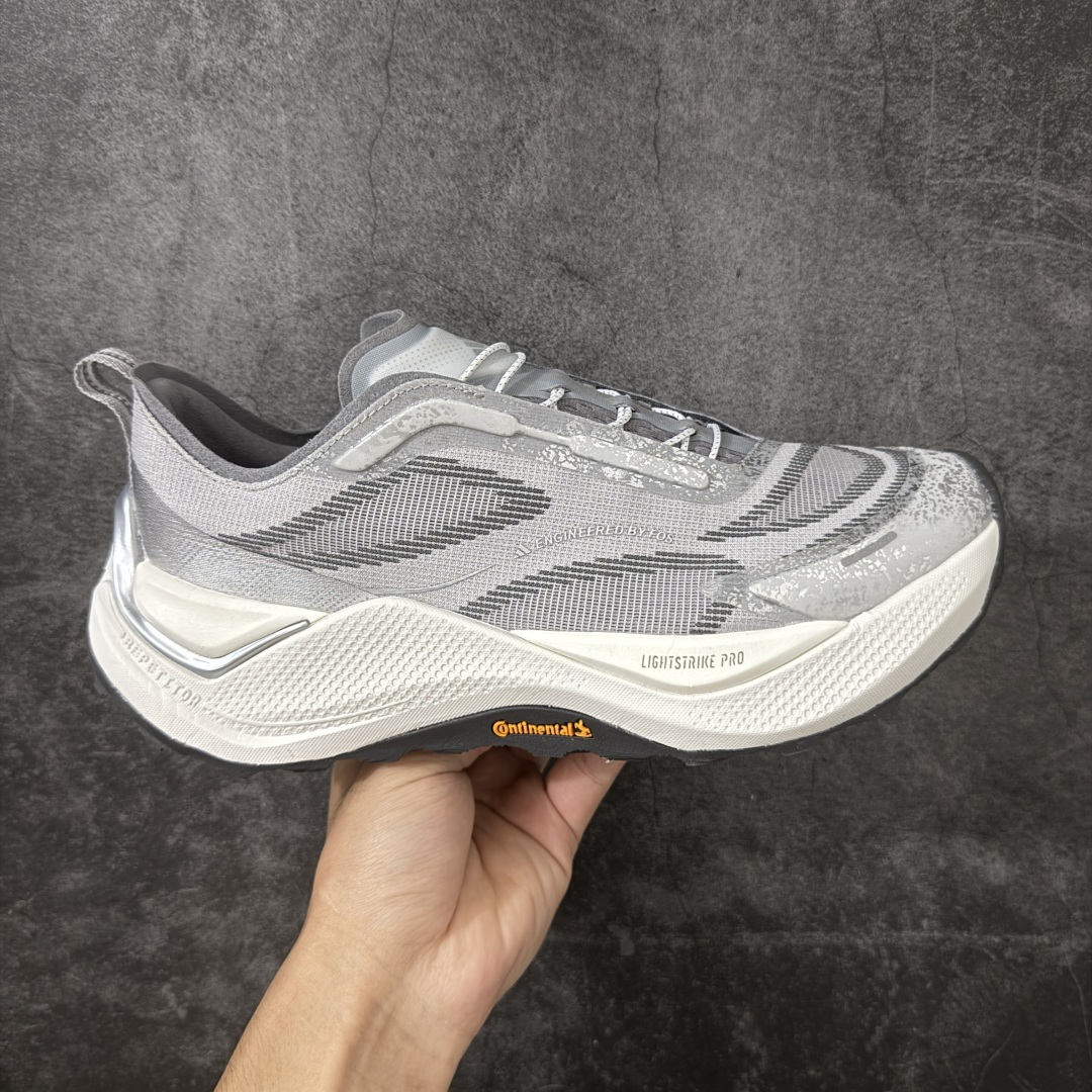 【纯原版】adidas HOLO PEAK 舒适贴合 户外越野跑鞋 男女同款 KK2240 顶级纯原 原鞋私模1：1开发 抽绳绑带设计，黑武士款机能感拉满，Lightstrike Pro中底踩出硬核气场，暗黑美学直接封神；黑武士款通透网面+流线型设计，清爽又轻盈，穿搭脚感全拿捏；大地咖款复古氛围感拉满，马牌大底防滑耐磨，抓地力超稳，软弹中底适合长时间步行越野不累脚，超高颜值 百搭各种风格！ 尺码：36-45含半码-选品中心
