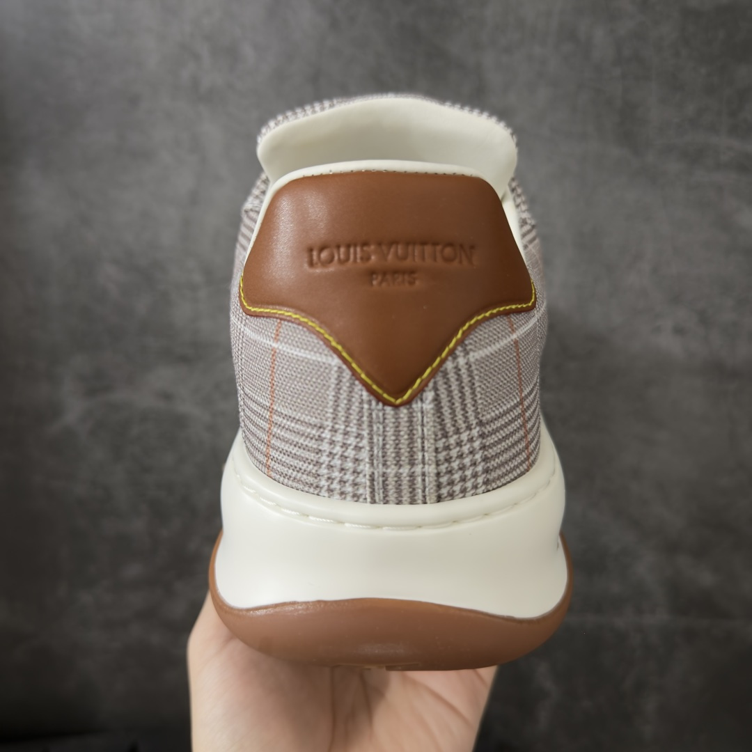 图片[4]-【HS顶级礼盒版】LV 路易威登LOUIS VUITTON Tilted Low Sneakers 倾斜系列低帮复古休闲运动文化百搭板鞋 2026早春款板鞋 饼干鞋 礼盒包装 私模开发大底 正确细节 原鞋原材料1：1打造 完美版型做工 欢迎对比市场任何品质的货品 广东原产 专业LV大厂出品 正确底 大底开发近半年 原楦型开发纸版 全鞋原材料打造 细节 针车 烫金 中底无可挑剔 包装说明书防尘布袋物件(附送官方快递加固牛皮纸外盒!!)# 尺码：39 40 41 42 43 44 45 46-选品中心