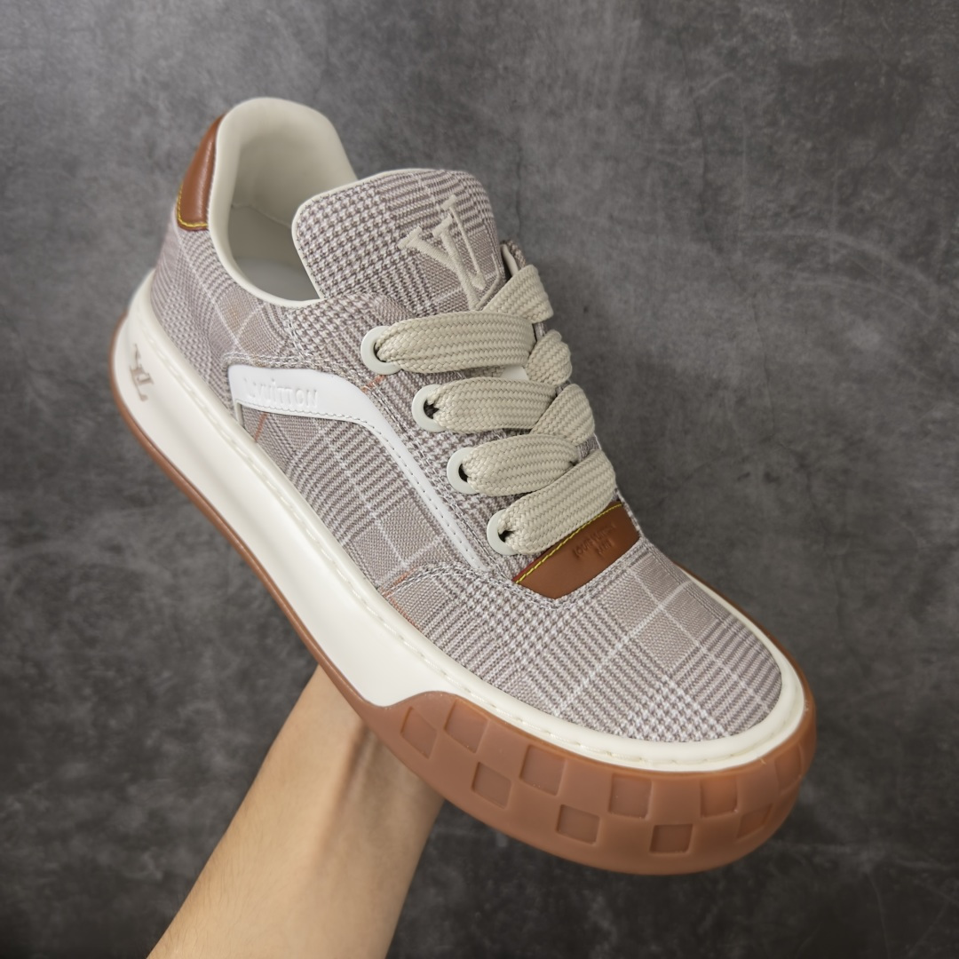 图片[3]-【HS顶级礼盒版】LV 路易威登LOUIS VUITTON Tilted Low Sneakers 倾斜系列低帮复古休闲运动文化百搭板鞋 2026早春款板鞋 饼干鞋 礼盒包装 私模开发大底 正确细节 原鞋原材料1：1打造 完美版型做工 欢迎对比市场任何品质的货品 广东原产 专业LV大厂出品 正确底 大底开发近半年 原楦型开发纸版 全鞋原材料打造 细节 针车 烫金 中底无可挑剔 包装说明书防尘布袋物件(附送官方快递加固牛皮纸外盒!!)# 尺码：39 40 41 42 43 44 45 46-选品中心