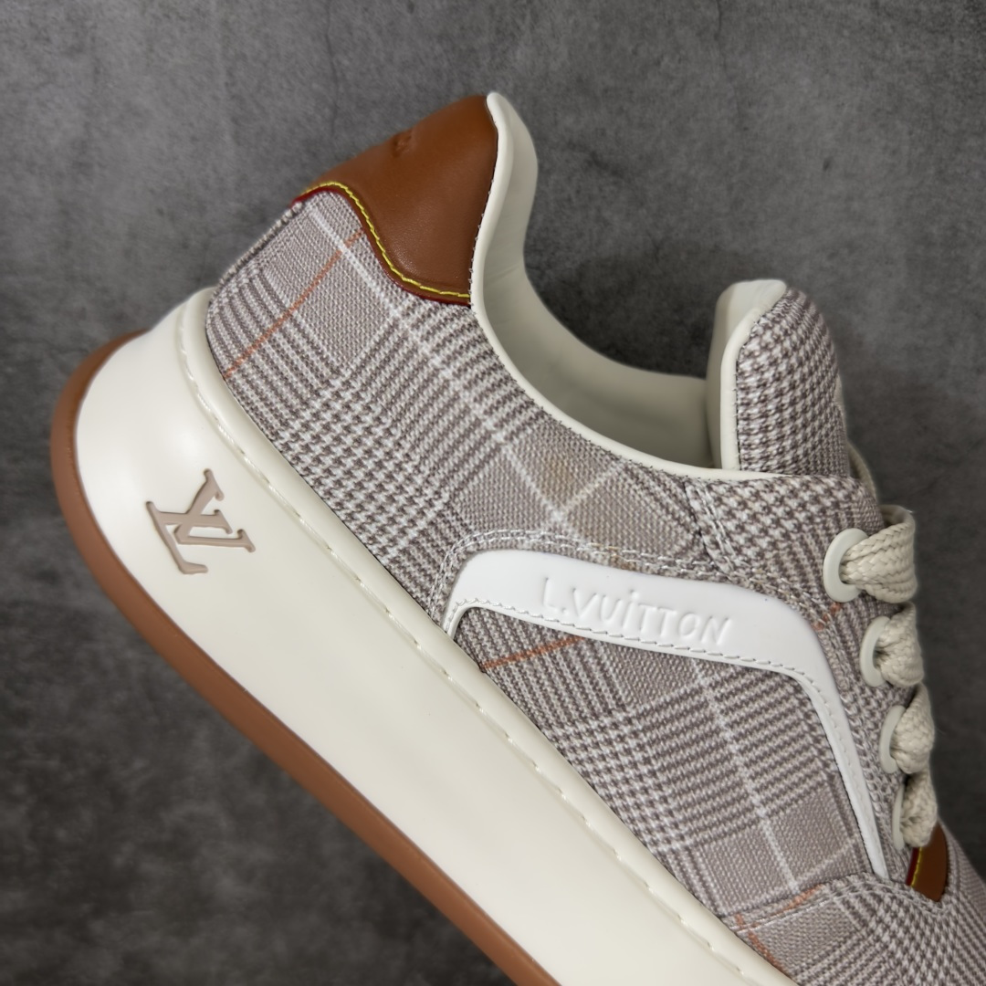 图片[7]-【HS顶级礼盒版】LV 路易威登LOUIS VUITTON Tilted Low Sneakers 倾斜系列低帮复古休闲运动文化百搭板鞋 2026早春款板鞋 饼干鞋 礼盒包装 私模开发大底 正确细节 原鞋原材料1：1打造 完美版型做工 欢迎对比市场任何品质的货品 广东原产 专业LV大厂出品 正确底 大底开发近半年 原楦型开发纸版 全鞋原材料打造 细节 针车 烫金 中底无可挑剔 包装说明书防尘布袋物件(附送官方快递加固牛皮纸外盒!!)# 尺码：39 40 41 42 43 44 45 46-选品中心