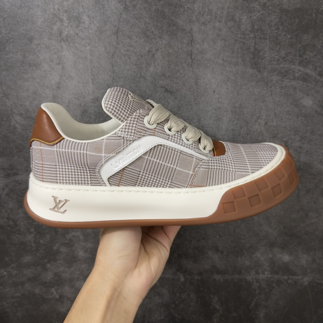【HS顶级礼盒版】LV 路易威登LOUIS VUITTON Tilted Low Sneakers 倾斜系列低帮复古休闲运动文化百搭板鞋 2026早春款板鞋 饼干鞋 礼盒包装 私模开发大底 正确细节 原鞋原材料1：1打造 完美版型做工 欢迎对比市场任何品质的货品 广东原产 专业LV大厂出品 正确底 大底开发近半年 原楦型开发纸版 全鞋原材料打造 细节 针车 烫金 中底无可挑剔 包装说明书防尘布袋物件(附送官方快递加固牛皮纸外盒!!)# 尺码：39 40 41 42 43 44 45 46-选品中心