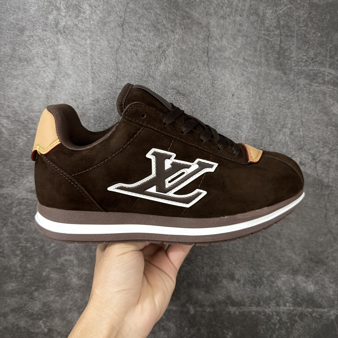 【莞产礼盒版】LV BUTTERSOFT 运动鞋阿甘鞋 本款 LV Buttersoft 运动鞋出自路易威登男装创意总监 Pharrell Williams 之手，致敬运动鞋首登时尚舞台的 1960 年代。羊皮革、牛皮革和衬垫鞋面带来柔软舒适的穿着体验，LV 字母、路易威登皮具元素、Pharrell Williams 肖像和龙虾图案压纹呼应 2025 秋冬男士秀场主题。 羊皮革 / 素面牛皮革 鞋带 路易威登元素 手缝鞋面 EVA 外底饰有品牌元素 尺码：35-45-选品中心