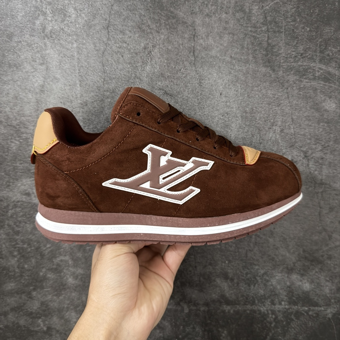 【莞产礼盒版】LV BUTTERSOFT 运动鞋阿甘鞋 本款 LV Buttersoft 运动鞋出自路易威登男装创意总监 Pharrell Williams 之手，致敬运动鞋首登时尚舞台的 1960 年代。羊皮革、牛皮革和衬垫鞋面带来柔软舒适的穿着体验，LV 字母、路易威登皮具元素、Pharrell Williams 肖像和龙虾图案压纹呼应 2025 秋冬男士秀场主题。 羊皮革 / 素面牛皮革 鞋带 路易威登元素 手缝鞋面 EVA 外底饰有品牌元素 尺码：35-45-选品中心