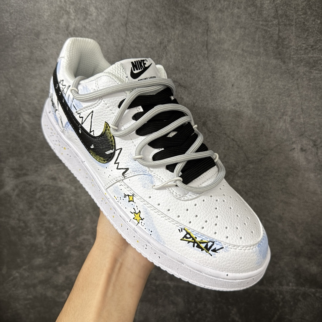 图片[3]-【手绘定制】NIKE COURT VISION LO ‘DIY’定制 低帮百搭 透气休闲运动板鞋 兼顾舒适脚感和出众风范 演绎匠心之作 结构性的支撑贴合感结合复古篮球设计 电绣工艺 皮料切割干净无任何毛边 细节完美 货号： DH2987-101 尺码： 36 36.5 37.5 38 38.5 39 40 40.5 41 42 42.5 43 44 45-选品中心