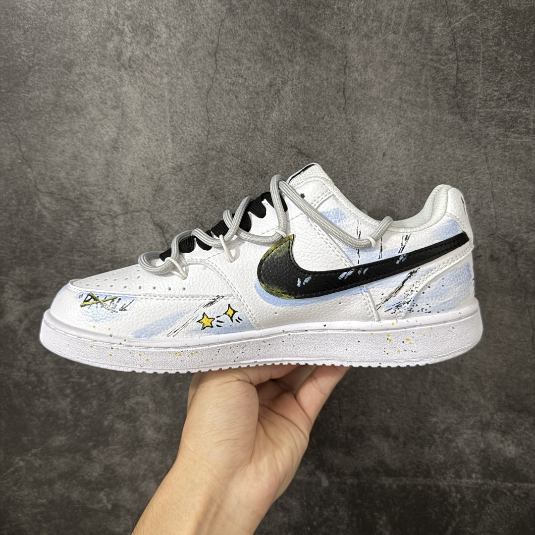 图片[2]-【手绘定制】NIKE COURT VISION LO ‘DIY’定制 低帮百搭 透气休闲运动板鞋 兼顾舒适脚感和出众风范 演绎匠心之作 结构性的支撑贴合感结合复古篮球设计 电绣工艺 皮料切割干净无任何毛边 细节完美 货号： DH2987-101 尺码： 36 36.5 37.5 38 38.5 39 40 40.5 41 42 42.5 43 44 45-选品中心