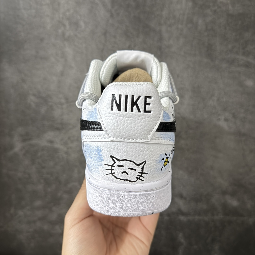 图片[4]-【手绘定制】NIKE COURT VISION LO ‘DIY’定制 低帮百搭 透气休闲运动板鞋 兼顾舒适脚感和出众风范 演绎匠心之作 结构性的支撑贴合感结合复古篮球设计 电绣工艺 皮料切割干净无任何毛边 细节完美 货号： DH2987-101 尺码： 36 36.5 37.5 38 38.5 39 40 40.5 41 42 42.5 43 44 45-选品中心