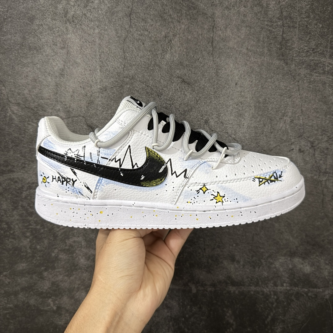 【手绘定制】NIKE COURT VISION LO ‘DIY’定制 低帮百搭 透气休闲运动板鞋 兼顾舒适脚感和出众风范 演绎匠心之作 结构性的支撑贴合感结合复古篮球设计 电绣工艺 皮料切割干净无任何毛边 细节完美 货号： DH2987-101 尺码： 36 36.5 37.5 38 38.5 39 40 40.5 41 42 42.5 43 44 45-选品中心