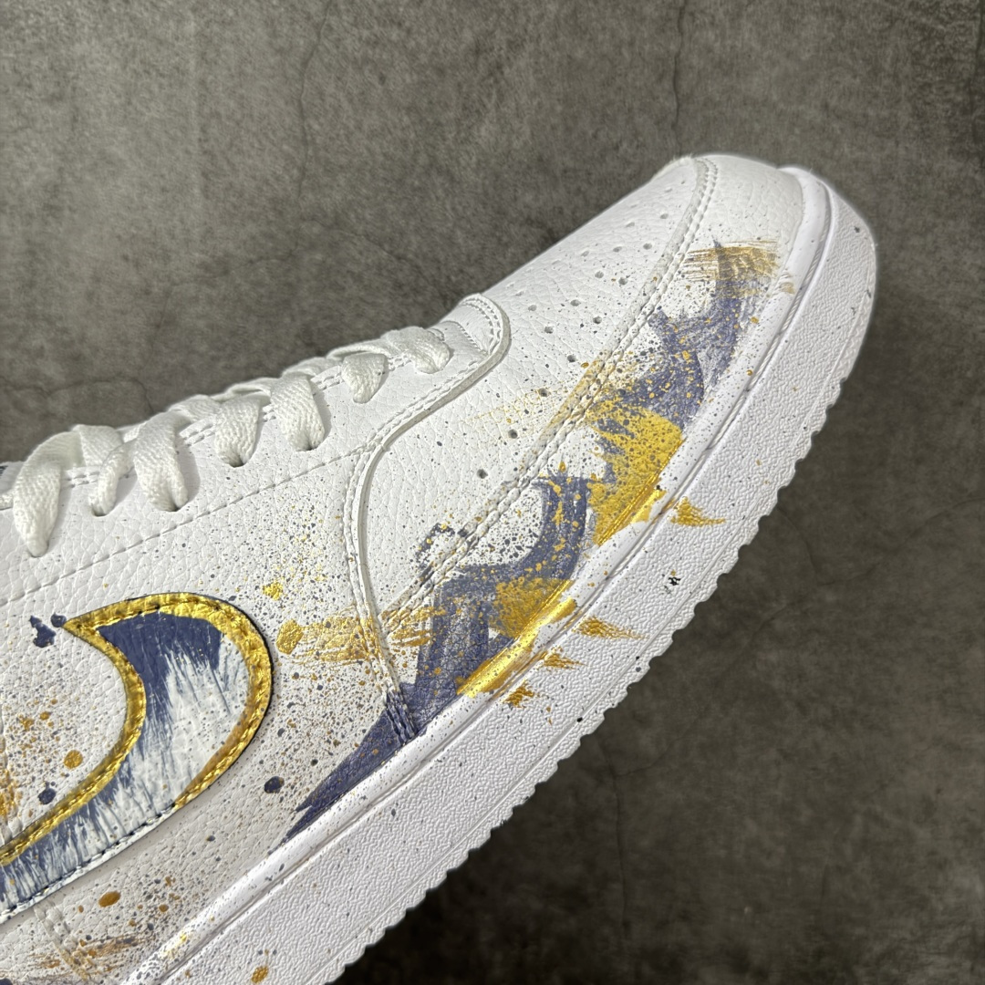 图片[6]-【手绘定制】NIKE COURT VISION LO ‘DIY’定制 低帮百搭 透气休闲运动板鞋 兼顾舒适脚感和出众风范 演绎匠心之作 结构性的支撑贴合感结合复古篮球设计 电绣工艺 皮料切割干净无任何毛边 细节完美 货号： DH2987-101 尺码： 36 36.5 37.5 38 38.5 39 40 40.5 41 42 42.5 43 44 45-选品中心