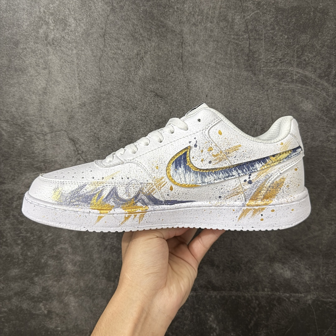 图片[2]-【手绘定制】NIKE COURT VISION LO ‘DIY’定制 低帮百搭 透气休闲运动板鞋 兼顾舒适脚感和出众风范 演绎匠心之作 结构性的支撑贴合感结合复古篮球设计 电绣工艺 皮料切割干净无任何毛边 细节完美 货号： DH2987-101 尺码： 36 36.5 37.5 38 38.5 39 40 40.5 41 42 42.5 43 44 45-选品中心