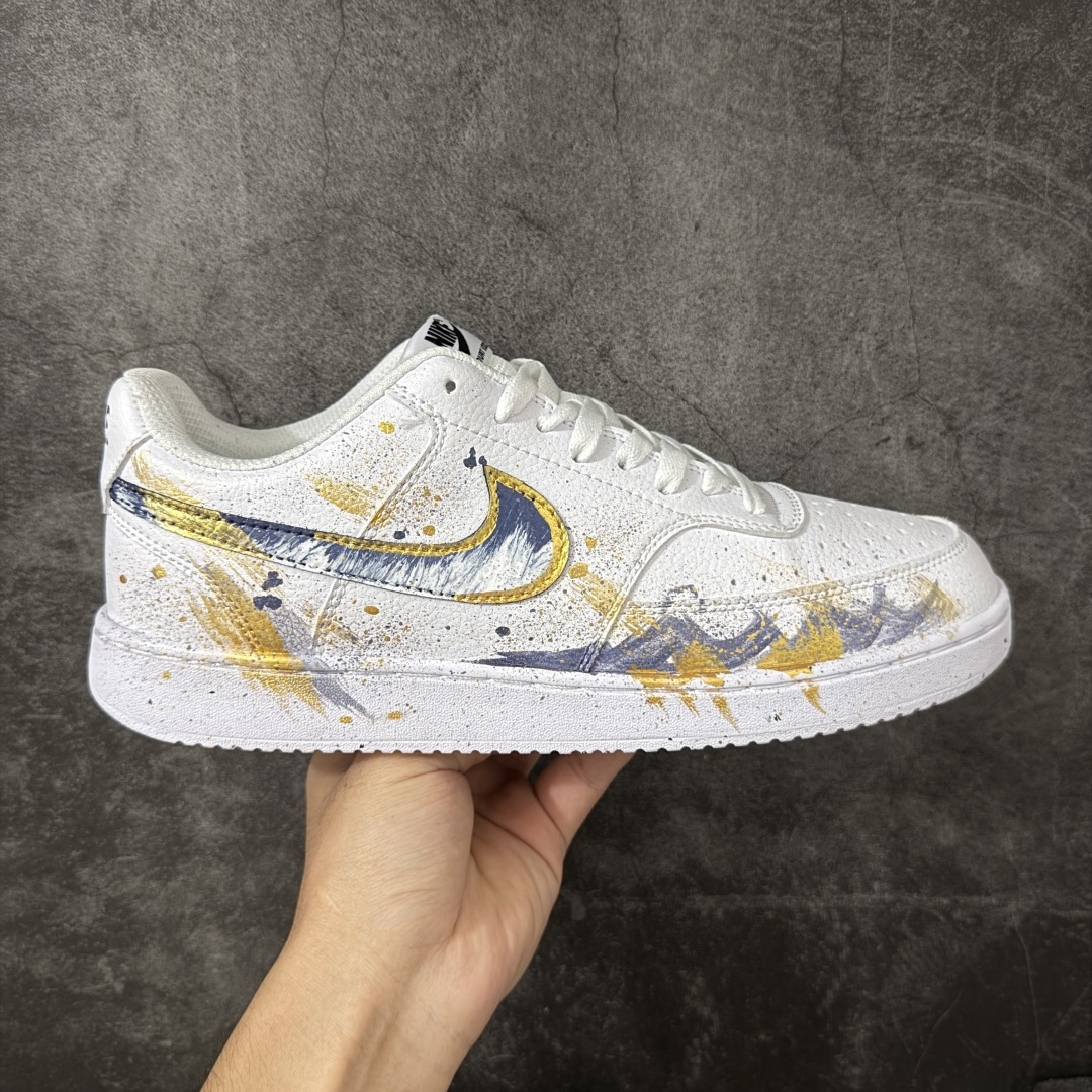 【手绘定制】NIKE COURT VISION LO ‘DIY’定制 低帮百搭 透气休闲运动板鞋 兼顾舒适脚感和出众风范 演绎匠心之作 结构性的支撑贴合感结合复古篮球设计 电绣工艺 皮料切割干净无任何毛边 细节完美 货号： DH2987-101 尺码： 36 36.5 37.5 38 38.5 39 40 40.5 41 42 42.5 43 44 45-选品中心