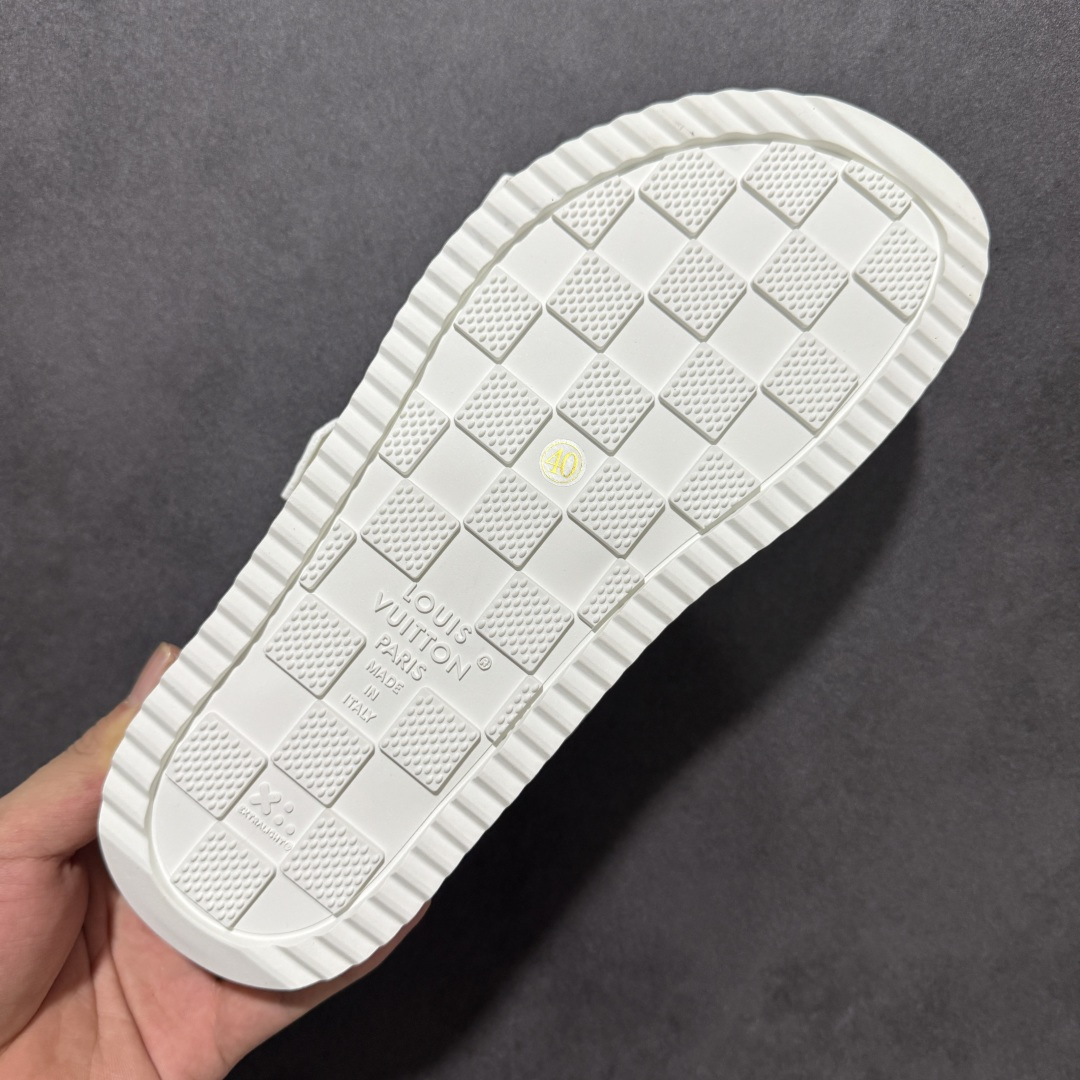 图片[9]-【莞产礼盒版】LOUIS VUITTON 路易威登LV 2026ss最新春夏款 LOUIS VUITTON Venice 小牛皮 圆头搭扣 穆勒鞋 一字拖鞋 男款 圆头套脚凉鞋 室内外穿着皆宜。纯牛皮材质，鞋面受专水台高密度发泡材质，轻盈舒适，鞋底厚度3.5cm 上脚超显腿长 尺码：39 40 41 42 43 44 45 46-选品中心