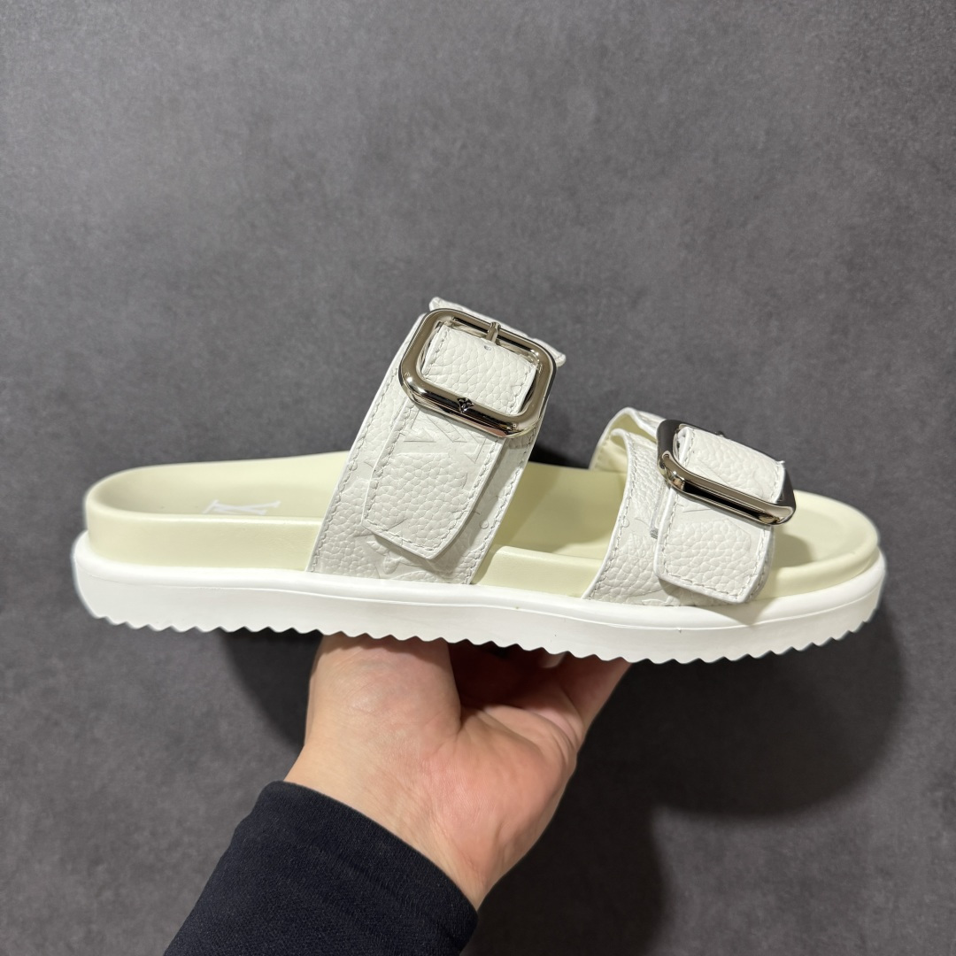 【莞产礼盒版】LOUIS VUITTON 路易威登LV 2026ss最新春夏款 LOUIS VUITTON Venice 小牛皮 圆头搭扣 穆勒鞋 一字拖鞋 男款 圆头套脚凉鞋 室内外穿着皆宜。纯牛皮材质，鞋面受专水台高密度发泡材质，轻盈舒适，鞋底厚度3.5cm 上脚超显腿长 尺码：39 40 41 42 43 44 45 46-选品中心
