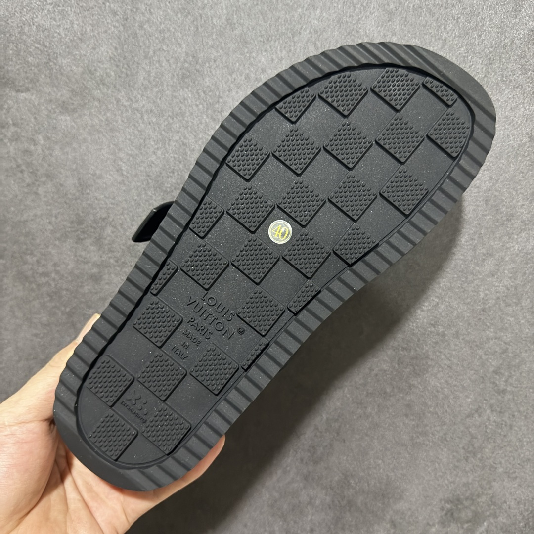 图片[9]-【莞产礼盒版】LOUIS VUITTON 路易威登LV 2026ss最新春夏款 LOUIS VUITTON Venice 小牛皮 圆头搭扣 穆勒鞋 一字拖鞋 男款 圆头套脚凉鞋 室内外穿着皆宜。纯牛皮材质，鞋面受专水台高密度发泡材质，轻盈舒适，鞋底厚度3.5cm 上脚超显腿长 尺码：39 40 41 42 43 44 45 46-选品中心