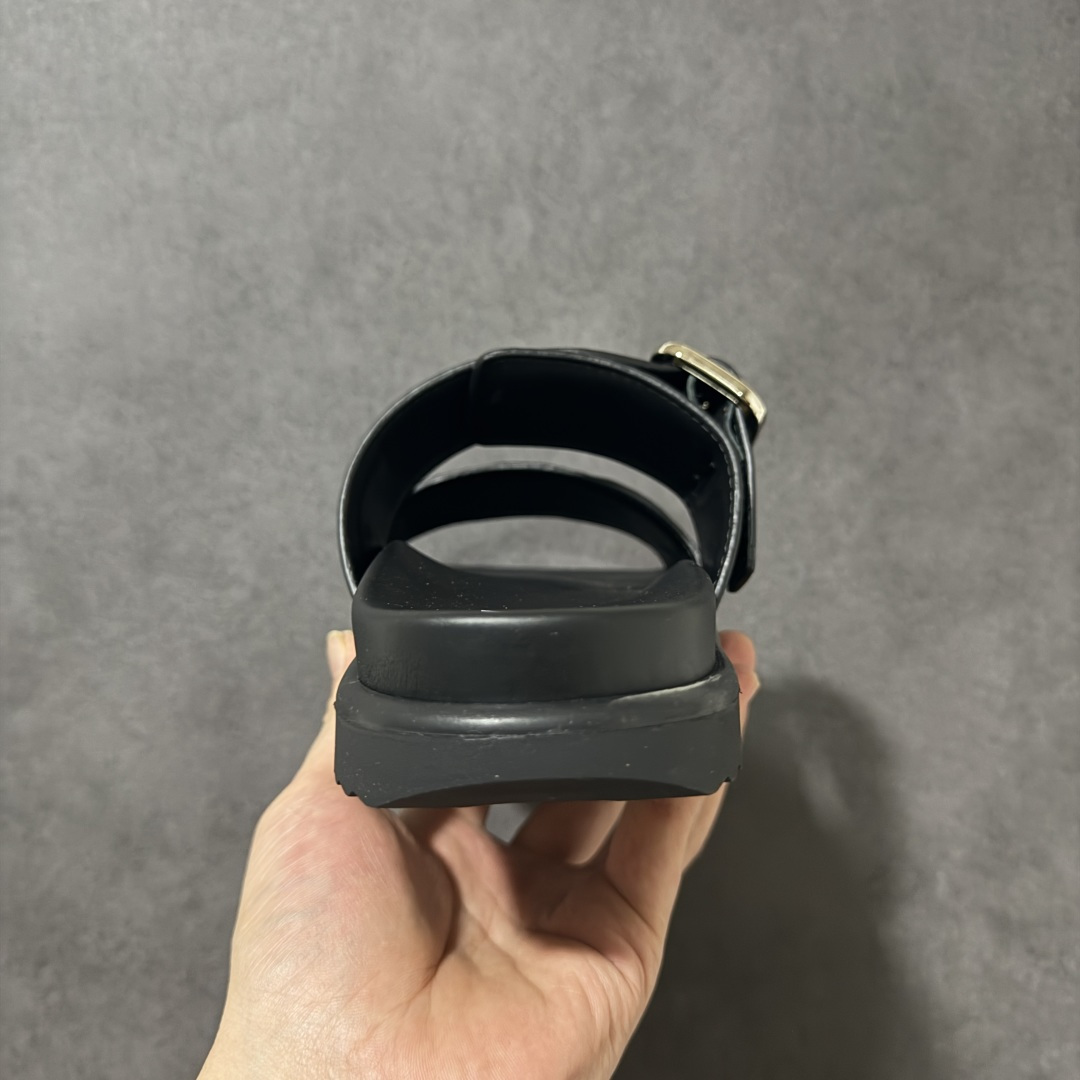 图片[4]-【莞产礼盒版】LOUIS VUITTON 路易威登LV 2026ss最新春夏款 LOUIS VUITTON Venice 小牛皮 圆头搭扣 穆勒鞋 一字拖鞋 男款 圆头套脚凉鞋 室内外穿着皆宜。纯牛皮材质，鞋面受专水台高密度发泡材质，轻盈舒适，鞋底厚度3.5cm 上脚超显腿长 尺码：39 40 41 42 43 44 45 46-选品中心