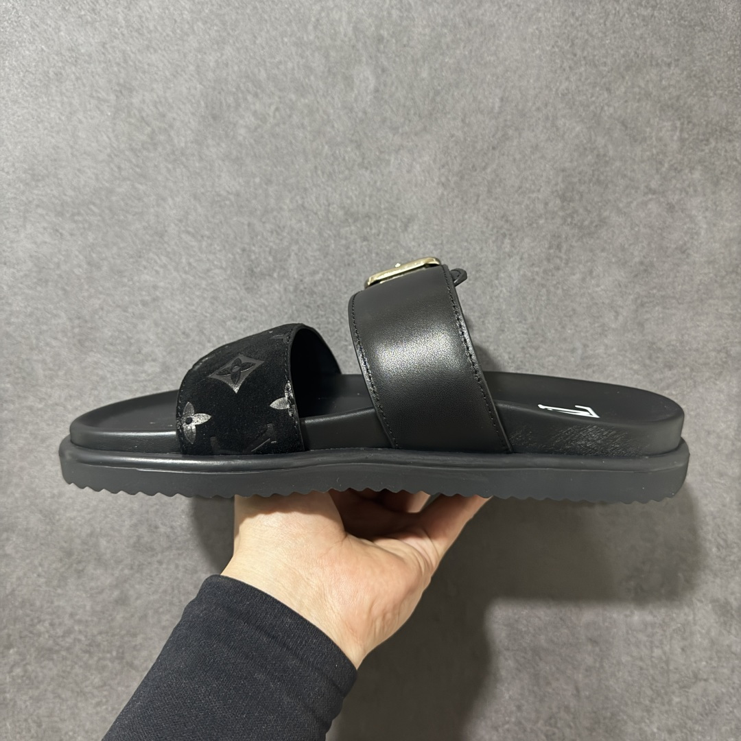 图片[2]-【莞产礼盒版】LOUIS VUITTON 路易威登LV 2026ss最新春夏款 LOUIS VUITTON Venice 小牛皮 圆头搭扣 穆勒鞋 一字拖鞋 男款 圆头套脚凉鞋 室内外穿着皆宜。纯牛皮材质，鞋面受专水台高密度发泡材质，轻盈舒适，鞋底厚度3.5cm 上脚超显腿长 尺码：39 40 41 42 43 44 45 46-选品中心