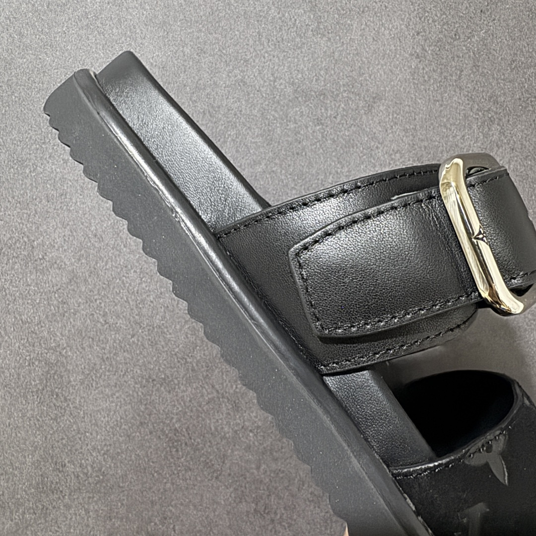 图片[6]-【莞产礼盒版】LOUIS VUITTON 路易威登LV 2026ss最新春夏款 LOUIS VUITTON Venice 小牛皮 圆头搭扣 穆勒鞋 一字拖鞋 男款 圆头套脚凉鞋 室内外穿着皆宜。纯牛皮材质，鞋面受专水台高密度发泡材质，轻盈舒适，鞋底厚度3.5cm 上脚超显腿长 尺码：39 40 41 42 43 44 45 46-选品中心