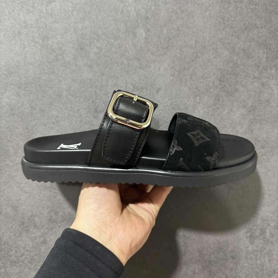 【莞产礼盒版】LOUIS VUITTON 路易威登LV 2026ss最新春夏款 LOUIS VUITTON Venice 小牛皮 圆头搭扣 穆勒鞋 一字拖鞋 男款 圆头套脚凉鞋 室内外穿着皆宜。纯牛皮材质，鞋面受专水台高密度发泡材质，轻盈舒适，鞋底厚度3.5cm 上脚超显腿长 尺码：39 40 41 42 43 44 45 46-选品中心