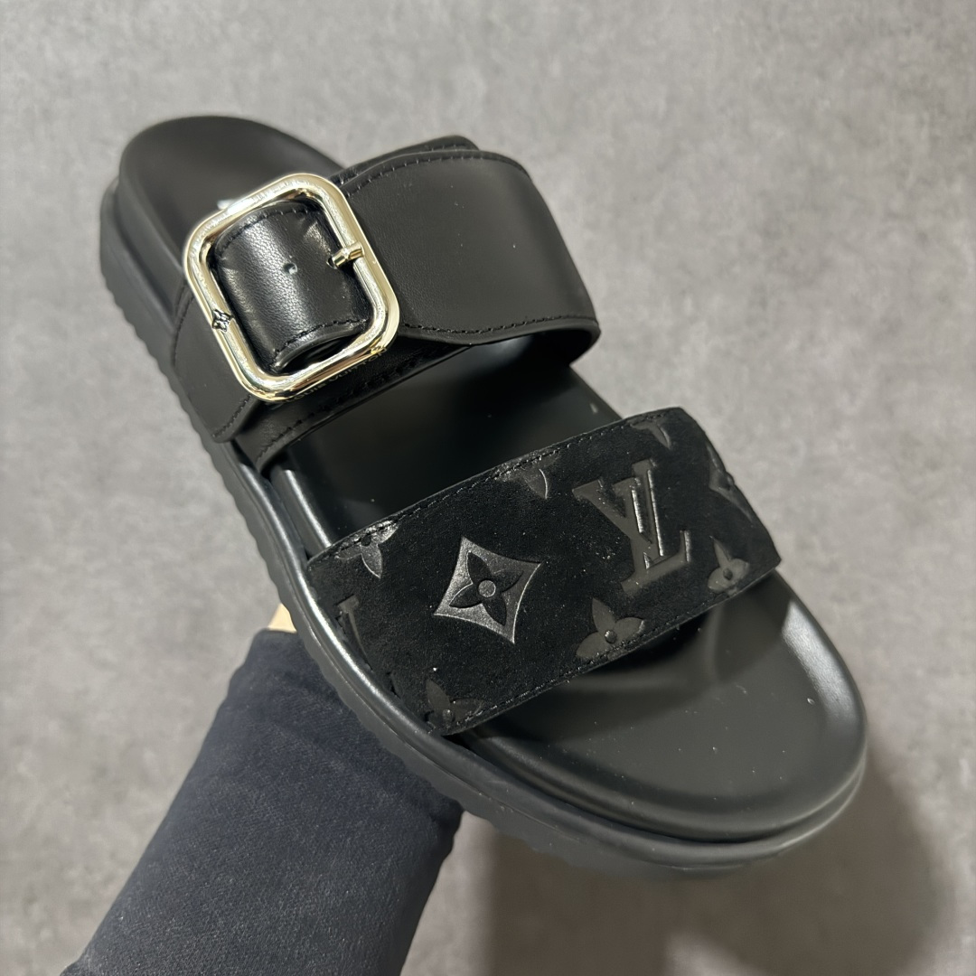 图片[3]-【莞产礼盒版】LOUIS VUITTON 路易威登LV 2026ss最新春夏款 LOUIS VUITTON Venice 小牛皮 圆头搭扣 穆勒鞋 一字拖鞋 男款 圆头套脚凉鞋 室内外穿着皆宜。纯牛皮材质，鞋面受专水台高密度发泡材质，轻盈舒适，鞋底厚度3.5cm 上脚超显腿长 尺码：39 40 41 42 43 44 45 46-选品中心