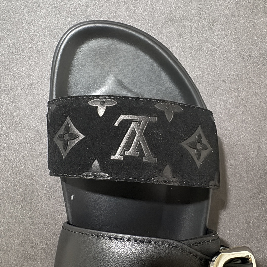 图片[8]-【莞产礼盒版】LOUIS VUITTON 路易威登LV 2026ss最新春夏款 LOUIS VUITTON Venice 小牛皮 圆头搭扣 穆勒鞋 一字拖鞋 男款 圆头套脚凉鞋 室内外穿着皆宜。纯牛皮材质，鞋面受专水台高密度发泡材质，轻盈舒适，鞋底厚度3.5cm 上脚超显腿长 尺码：39 40 41 42 43 44 45 46-选品中心