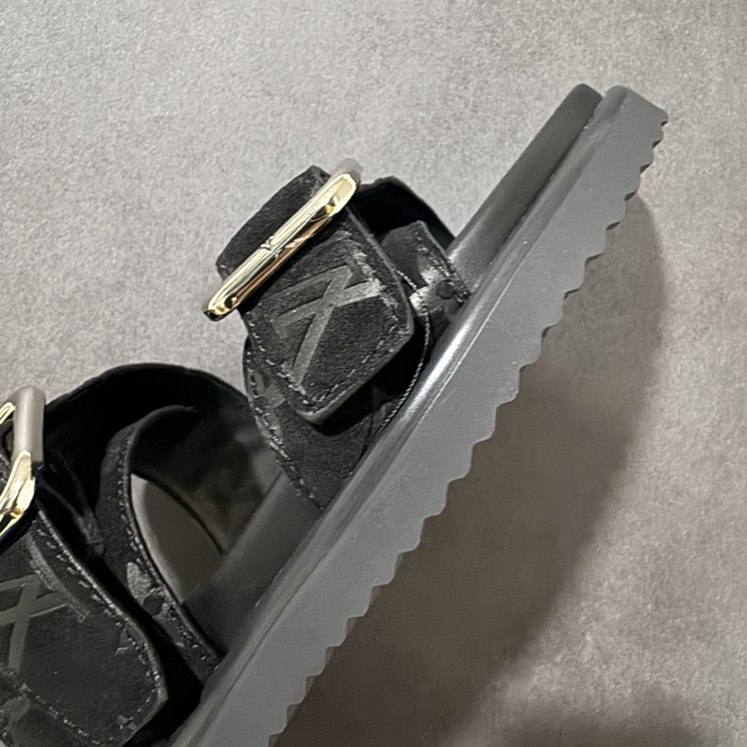 图片[5]-【莞产礼盒版】LOUIS VUITTON 路易威登LV 2026ss最新春夏款 LOUIS VUITTON Venice 小牛皮 圆头搭扣 穆勒鞋 一字拖鞋 男款 圆头套脚凉鞋 室内外穿着皆宜。纯牛皮材质，鞋面受专水台高密度发泡材质，轻盈舒适，鞋底厚度3.5cm 上脚超显腿长 尺码：39 40 41 42 43 44 45 46-选品中心