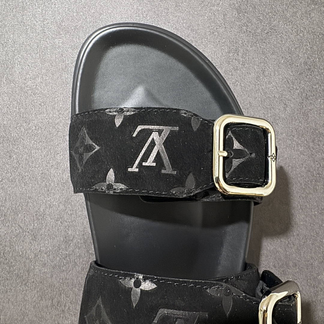 图片[8]-【莞产礼盒版】LOUIS VUITTON 路易威登LV 2026ss最新春夏款 LOUIS VUITTON Venice 小牛皮 圆头搭扣 穆勒鞋 一字拖鞋 男款 圆头套脚凉鞋 室内外穿着皆宜。纯牛皮材质，鞋面受专水台高密度发泡材质，轻盈舒适，鞋底厚度3.5cm 上脚超显腿长 尺码：39 40 41 42 43 44 45 46-选品中心