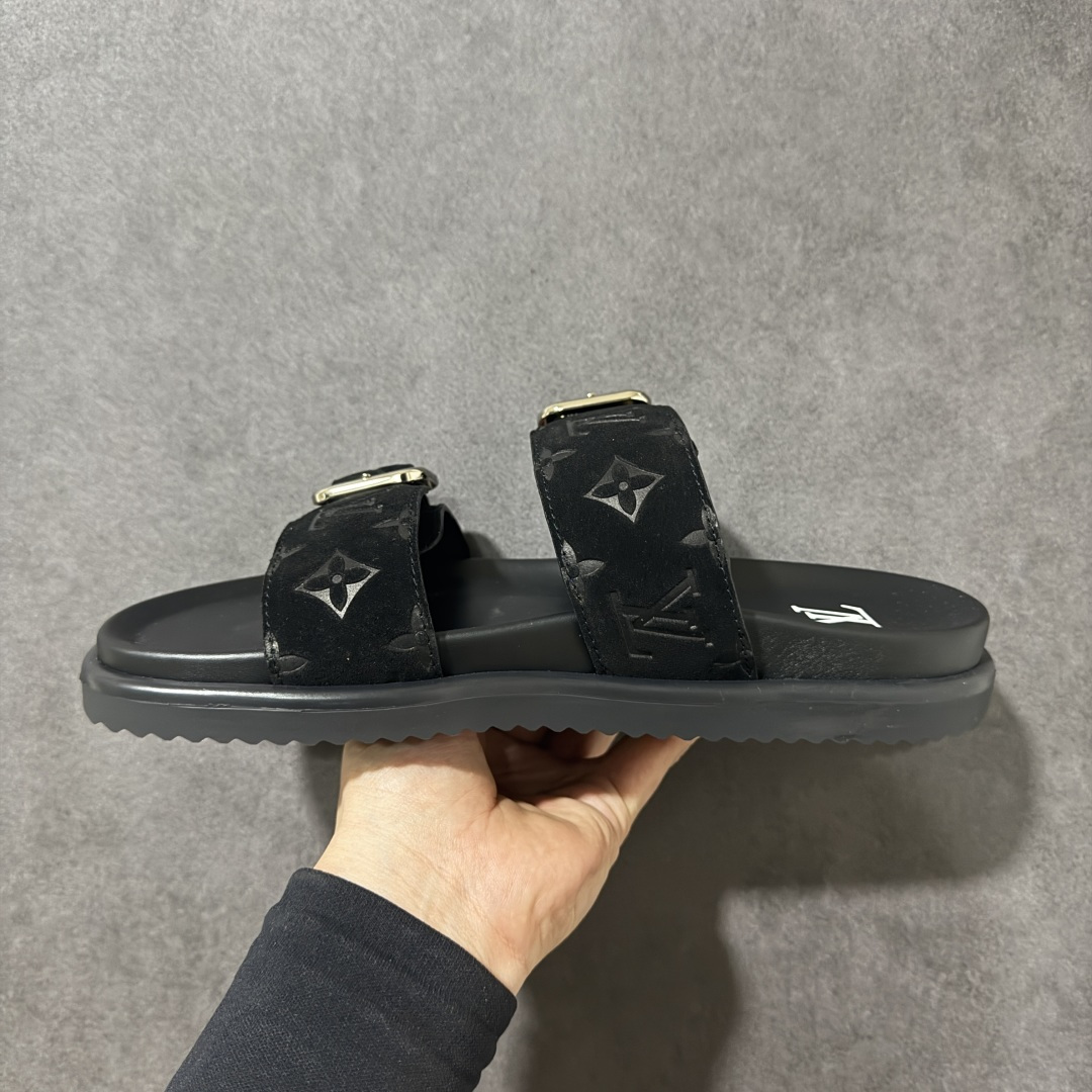 图片[2]-【莞产礼盒版】LOUIS VUITTON 路易威登LV 2026ss最新春夏款 LOUIS VUITTON Venice 小牛皮 圆头搭扣 穆勒鞋 一字拖鞋 男款 圆头套脚凉鞋 室内外穿着皆宜。纯牛皮材质，鞋面受专水台高密度发泡材质，轻盈舒适，鞋底厚度3.5cm 上脚超显腿长 尺码：39 40 41 42 43 44 45 46-选品中心