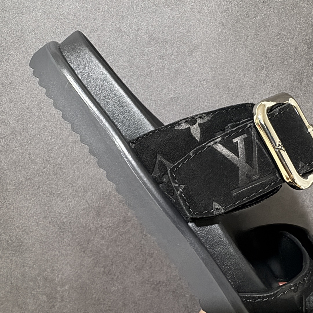 图片[6]-【莞产礼盒版】LOUIS VUITTON 路易威登LV 2026ss最新春夏款 LOUIS VUITTON Venice 小牛皮 圆头搭扣 穆勒鞋 一字拖鞋 男款 圆头套脚凉鞋 室内外穿着皆宜。纯牛皮材质，鞋面受专水台高密度发泡材质，轻盈舒适，鞋底厚度3.5cm 上脚超显腿长 尺码：39 40 41 42 43 44 45 46-选品中心