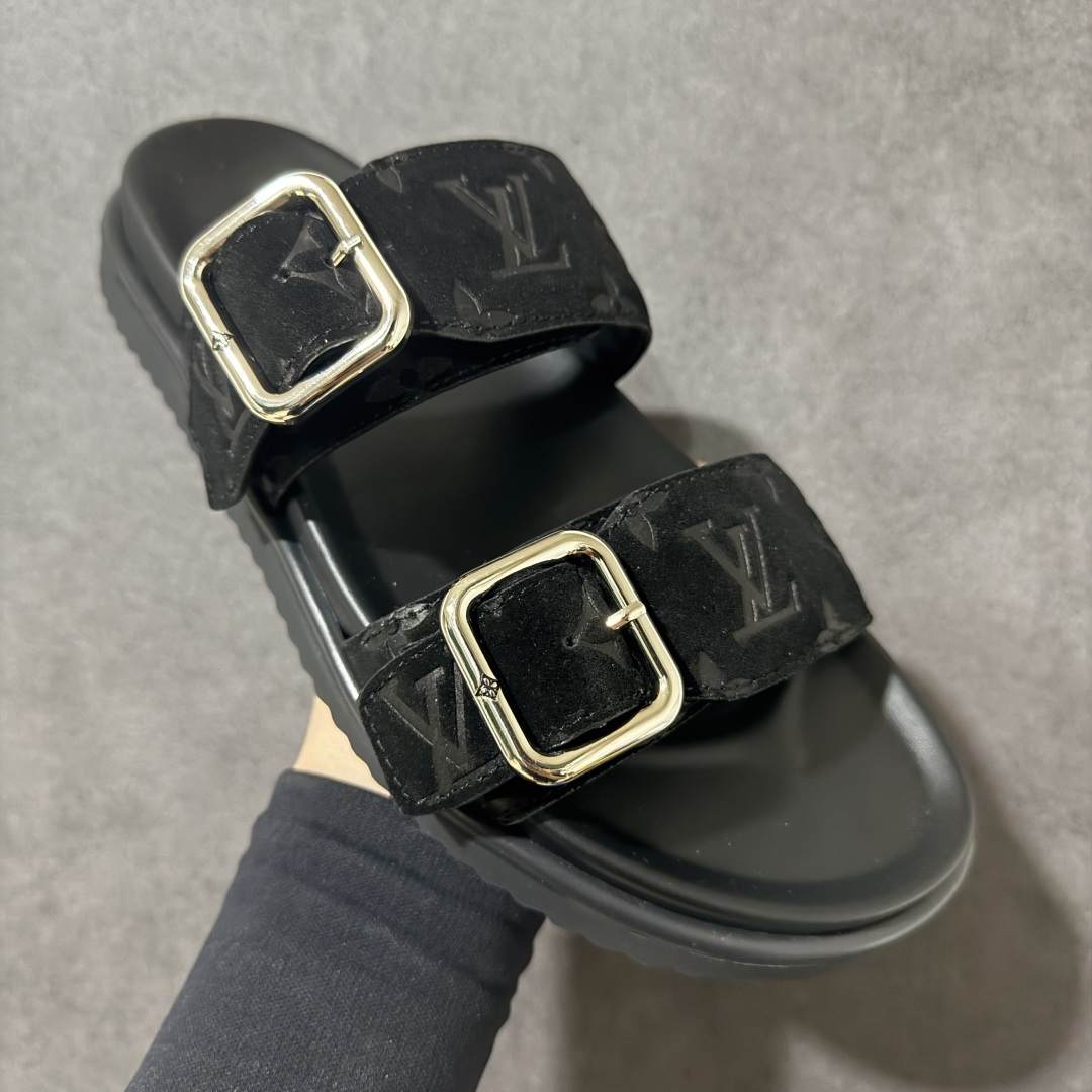 图片[3]-【莞产礼盒版】LOUIS VUITTON 路易威登LV 2026ss最新春夏款 LOUIS VUITTON Venice 小牛皮 圆头搭扣 穆勒鞋 一字拖鞋 男款 圆头套脚凉鞋 室内外穿着皆宜。纯牛皮材质，鞋面受专水台高密度发泡材质，轻盈舒适，鞋底厚度3.5cm 上脚超显腿长 尺码：39 40 41 42 43 44 45 46-选品中心