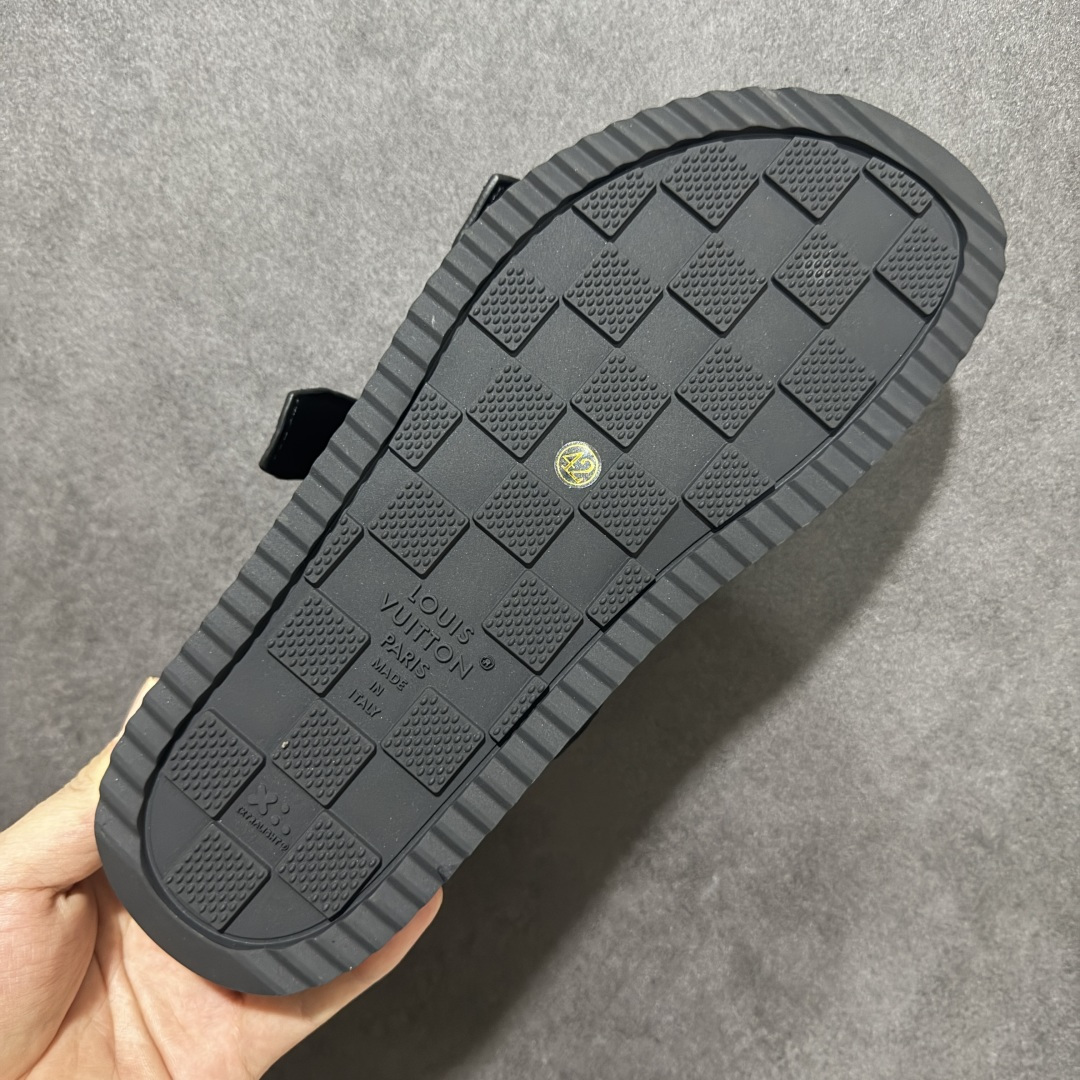 图片[9]-【莞产礼盒版】LOUIS VUITTON 路易威登LV 2026ss最新春夏款 LOUIS VUITTON Venice 小牛皮 圆头搭扣 穆勒鞋 一字拖鞋 男款 圆头套脚凉鞋 室内外穿着皆宜。纯牛皮材质，鞋面受专水台高密度发泡材质，轻盈舒适，鞋底厚度3.5cm 上脚超显腿长 尺码：39 40 41 42 43 44 45 46-选品中心
