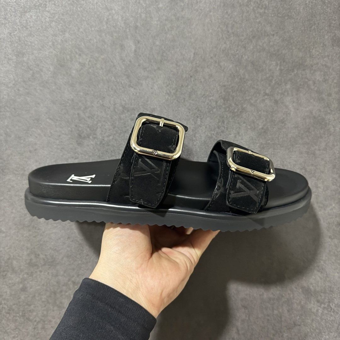 【莞产礼盒版】LOUIS VUITTON 路易威登LV 2026ss最新春夏款 LOUIS VUITTON Venice 小牛皮 圆头搭扣 穆勒鞋 一字拖鞋 男款 圆头套脚凉鞋 室内外穿着皆宜。纯牛皮材质，鞋面受专水台高密度发泡材质，轻盈舒适，鞋底厚度3.5cm 上脚超显腿长 尺码：39 40 41 42 43 44 45 46-选品中心