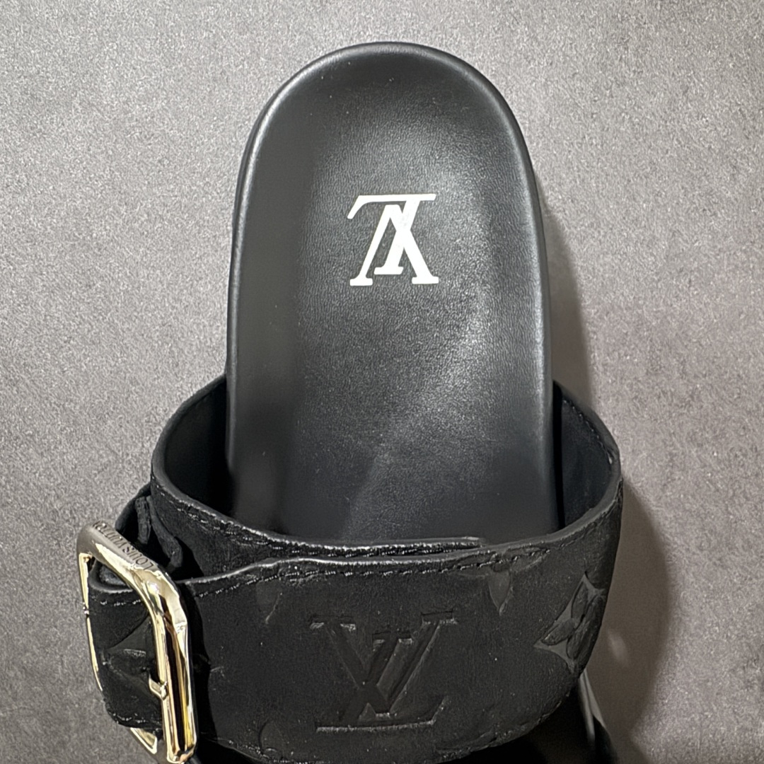 图片[7]-【莞产礼盒版】LOUIS VUITTON 路易威登LV 2026ss最新春夏款 LOUIS VUITTON Venice 小牛皮 圆头搭扣 穆勒鞋 一字拖鞋 男款 圆头套脚凉鞋 室内外穿着皆宜。纯牛皮材质，鞋面受专水台高密度发泡材质，轻盈舒适，鞋底厚度3.5cm 上脚超显腿长 尺码：39 40 41 42 43 44 45 46-选品中心