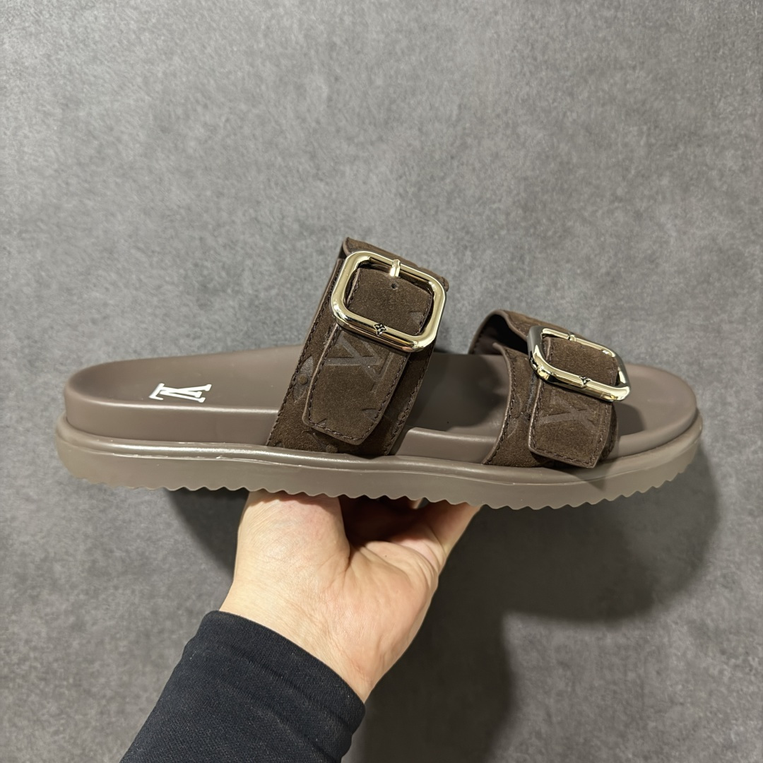 【莞产礼盒版】LOUIS VUITTON 路易威登LV 2026ss最新春夏款 LOUIS VUITTON Venice 小牛皮 圆头搭扣 穆勒鞋 一字拖鞋 男款 圆头套脚凉鞋 室内外穿着皆宜。纯牛皮材质，鞋面受专水台高密度发泡材质，轻盈舒适，鞋底厚度3.5cm 上脚超显腿长 尺码：39 40 41 42 43 44 45 46-选品中心