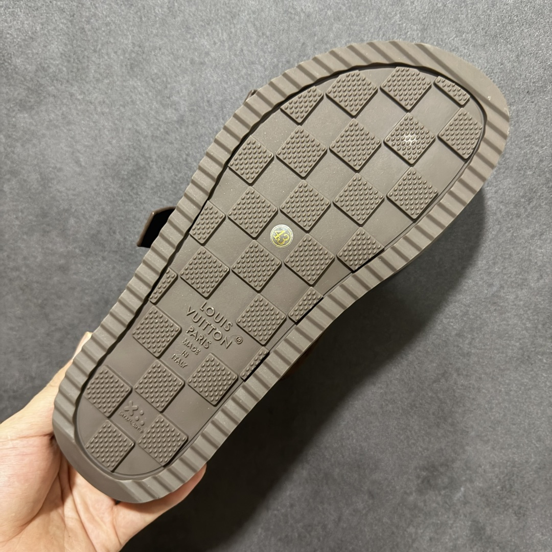 图片[9]-【莞产礼盒版】LOUIS VUITTON 路易威登LV 2026ss最新春夏款 LOUIS VUITTON Venice 小牛皮 圆头搭扣 穆勒鞋 一字拖鞋 男款 圆头套脚凉鞋 室内外穿着皆宜。纯牛皮材质，鞋面受专水台高密度发泡材质，轻盈舒适，鞋底厚度3.5cm 上脚超显腿长 尺码：39 40 41 42 43 44 45 46-选品中心