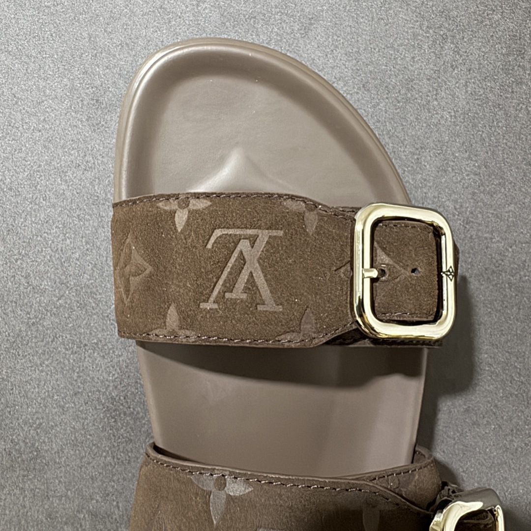 图片[8]-【莞产礼盒版】LOUIS VUITTON 路易威登LV 2026ss最新春夏款 LOUIS VUITTON Venice 小牛皮 圆头搭扣 穆勒鞋 一字拖鞋 男款 圆头套脚凉鞋 室内外穿着皆宜。纯牛皮材质，鞋面受专水台高密度发泡材质，轻盈舒适，鞋底厚度3.5cm 上脚超显腿长 尺码：39 40 41 42 43 44 45 46-选品中心