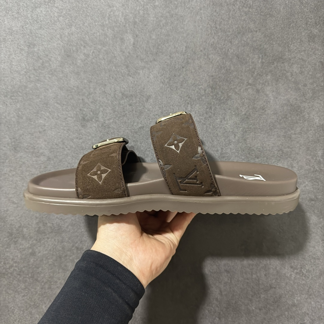 图片[2]-【莞产礼盒版】LOUIS VUITTON 路易威登LV 2026ss最新春夏款 LOUIS VUITTON Venice 小牛皮 圆头搭扣 穆勒鞋 一字拖鞋 男款 圆头套脚凉鞋 室内外穿着皆宜。纯牛皮材质，鞋面受专水台高密度发泡材质，轻盈舒适，鞋底厚度3.5cm 上脚超显腿长 尺码：39 40 41 42 43 44 45 46-选品中心