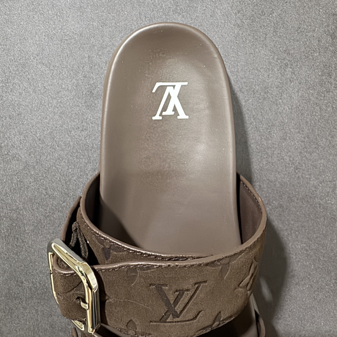 图片[7]-【莞产礼盒版】LOUIS VUITTON 路易威登LV 2026ss最新春夏款 LOUIS VUITTON Venice 小牛皮 圆头搭扣 穆勒鞋 一字拖鞋 男款 圆头套脚凉鞋 室内外穿着皆宜。纯牛皮材质，鞋面受专水台高密度发泡材质，轻盈舒适，鞋底厚度3.5cm 上脚超显腿长 尺码：39 40 41 42 43 44 45 46-选品中心