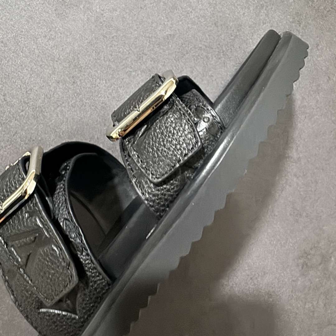 图片[5]-【莞产礼盒版】LOUIS VUITTON 路易威登LV 2026ss最新春夏款 LOUIS VUITTON Venice 小牛皮 圆头搭扣 穆勒鞋 一字拖鞋 男款 圆头套脚凉鞋 室内外穿着皆宜。纯牛皮材质，鞋面受专水台高密度发泡材质，轻盈舒适，鞋底厚度3.5cm 上脚超显腿长 尺码：39 40 41 42 43 44 45 46-选品中心