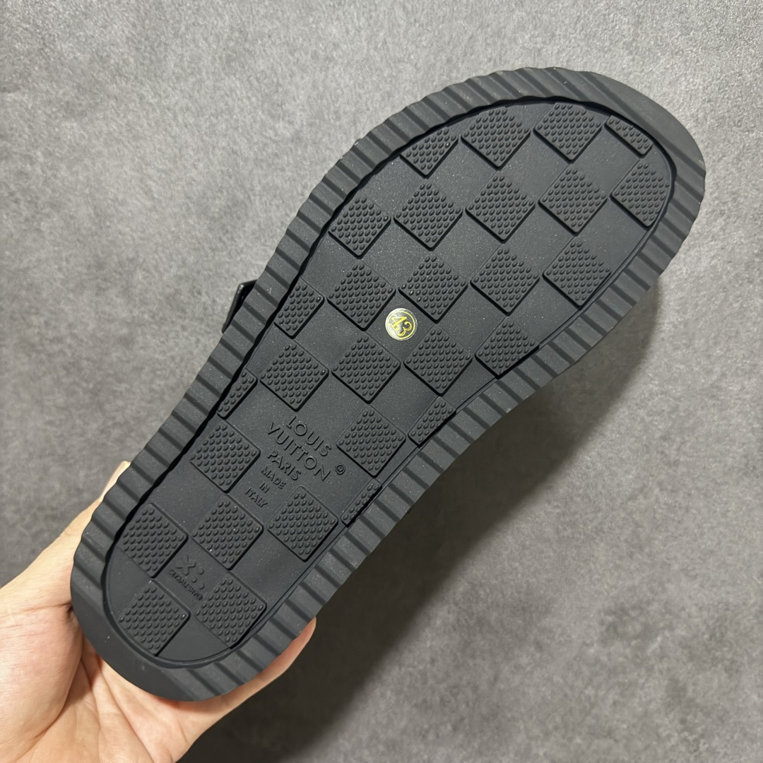 图片[9]-【莞产礼盒版】LOUIS VUITTON 路易威登LV 2026ss最新春夏款 LOUIS VUITTON Venice 小牛皮 圆头搭扣 穆勒鞋 一字拖鞋 男款 圆头套脚凉鞋 室内外穿着皆宜。纯牛皮材质，鞋面受专水台高密度发泡材质，轻盈舒适，鞋底厚度3.5cm 上脚超显腿长 尺码：39 40 41 42 43 44 45 46-选品中心