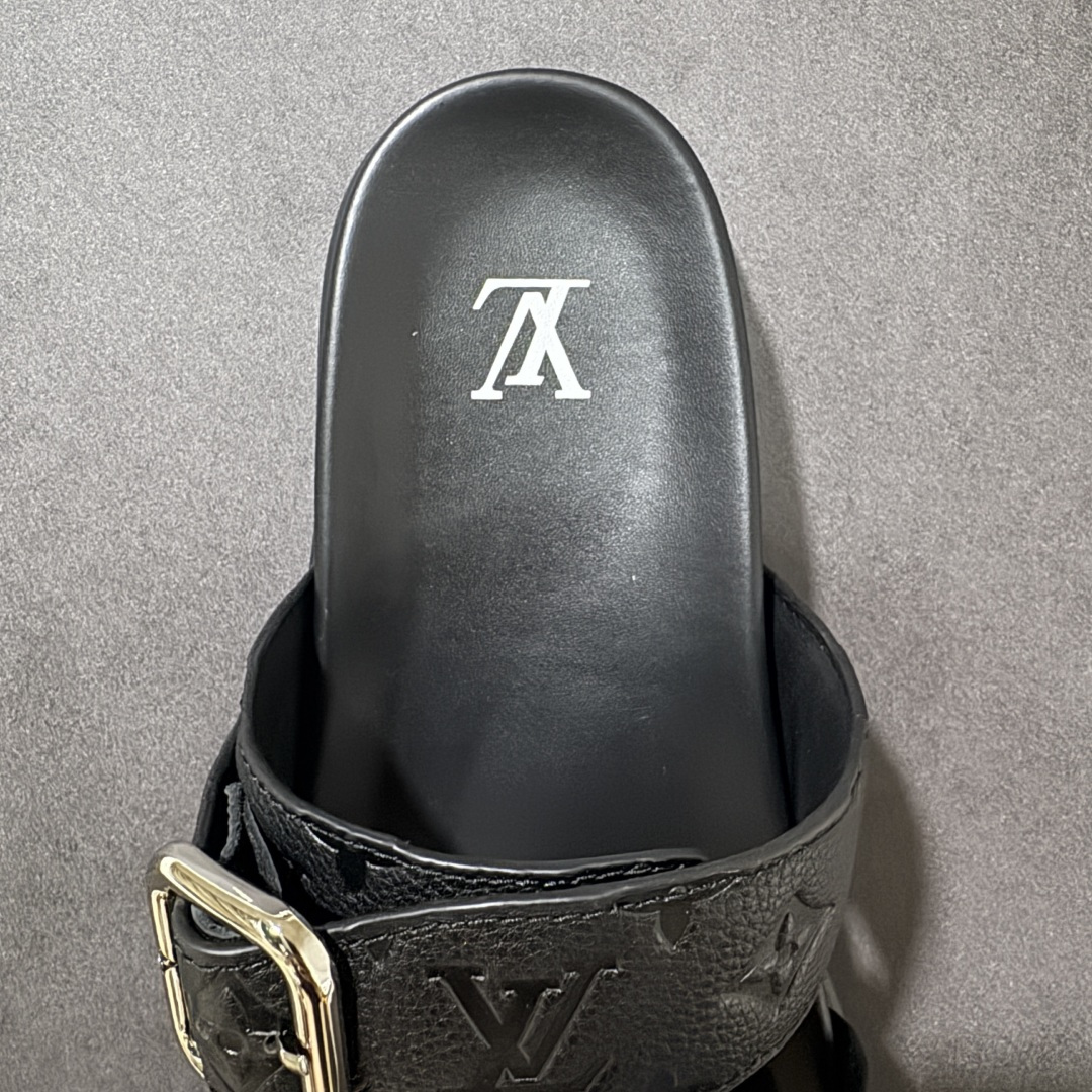 图片[7]-【莞产礼盒版】LOUIS VUITTON 路易威登LV 2026ss最新春夏款 LOUIS VUITTON Venice 小牛皮 圆头搭扣 穆勒鞋 一字拖鞋 男款 圆头套脚凉鞋 室内外穿着皆宜。纯牛皮材质，鞋面受专水台高密度发泡材质，轻盈舒适，鞋底厚度3.5cm 上脚超显腿长 尺码：39 40 41 42 43 44 45 46-选品中心