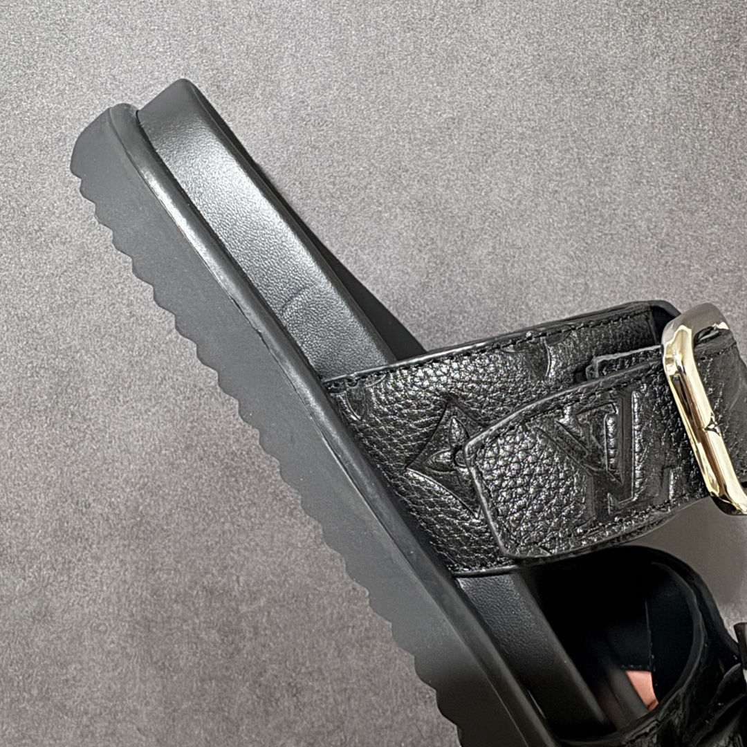 图片[6]-【莞产礼盒版】LOUIS VUITTON 路易威登LV 2026ss最新春夏款 LOUIS VUITTON Venice 小牛皮 圆头搭扣 穆勒鞋 一字拖鞋 男款 圆头套脚凉鞋 室内外穿着皆宜。纯牛皮材质，鞋面受专水台高密度发泡材质，轻盈舒适，鞋底厚度3.5cm 上脚超显腿长 尺码：39 40 41 42 43 44 45 46-选品中心