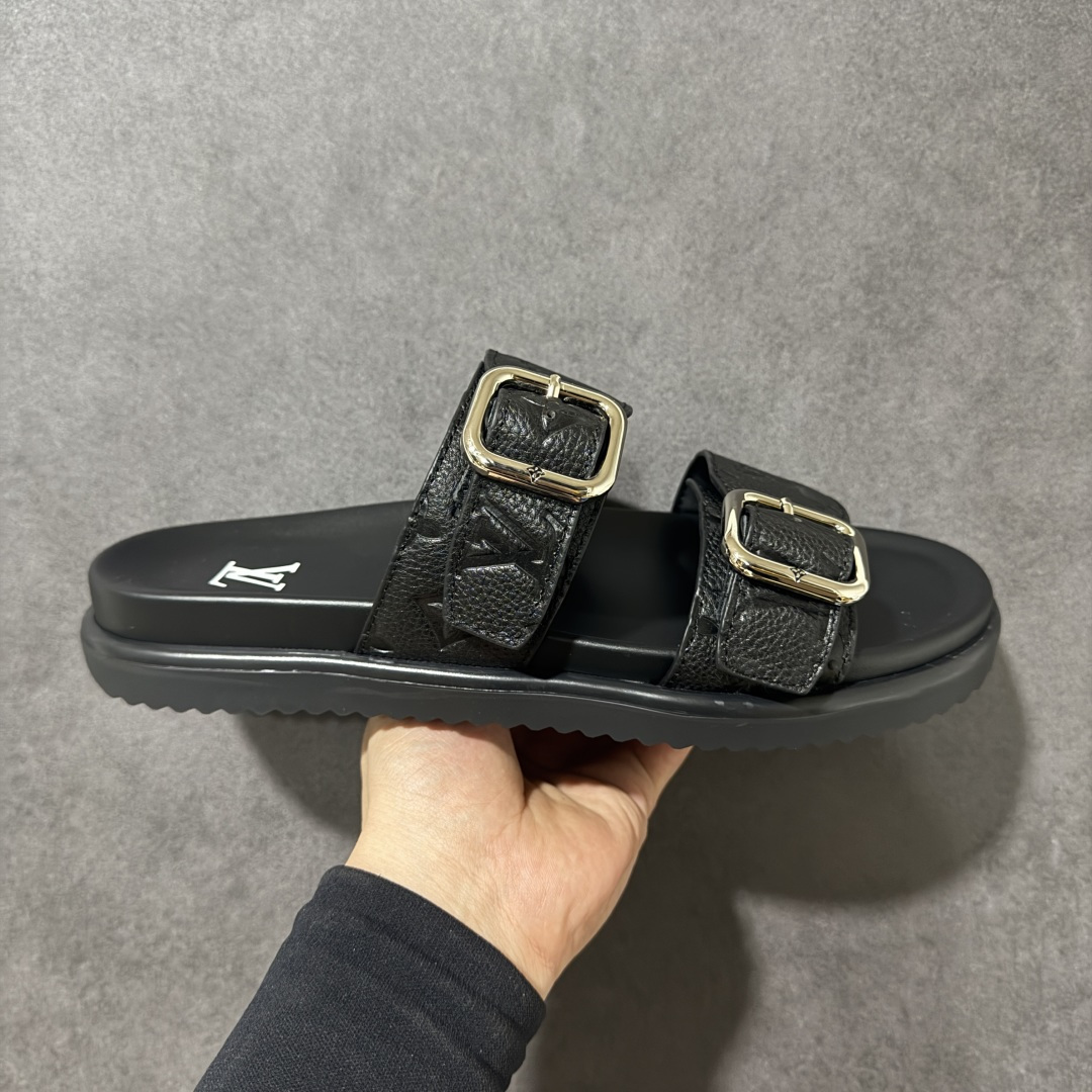 【莞产礼盒版】LOUIS VUITTON 路易威登LV 2026ss最新春夏款 LOUIS VUITTON Venice 小牛皮 圆头搭扣 穆勒鞋 一字拖鞋 男款 圆头套脚凉鞋 室内外穿着皆宜。纯牛皮材质，鞋面受专水台高密度发泡材质，轻盈舒适，鞋底厚度3.5cm 上脚超显腿长 尺码：39 40 41 42 43 44 45 46-选品中心