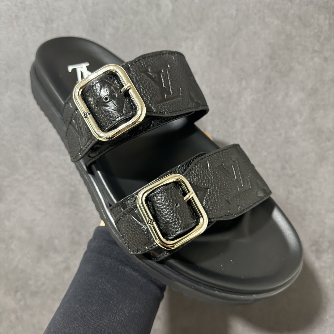 图片[3]-【莞产礼盒版】LOUIS VUITTON 路易威登LV 2026ss最新春夏款 LOUIS VUITTON Venice 小牛皮 圆头搭扣 穆勒鞋 一字拖鞋 男款 圆头套脚凉鞋 室内外穿着皆宜。纯牛皮材质，鞋面受专水台高密度发泡材质，轻盈舒适，鞋底厚度3.5cm 上脚超显腿长 尺码：39 40 41 42 43 44 45 46-选品中心